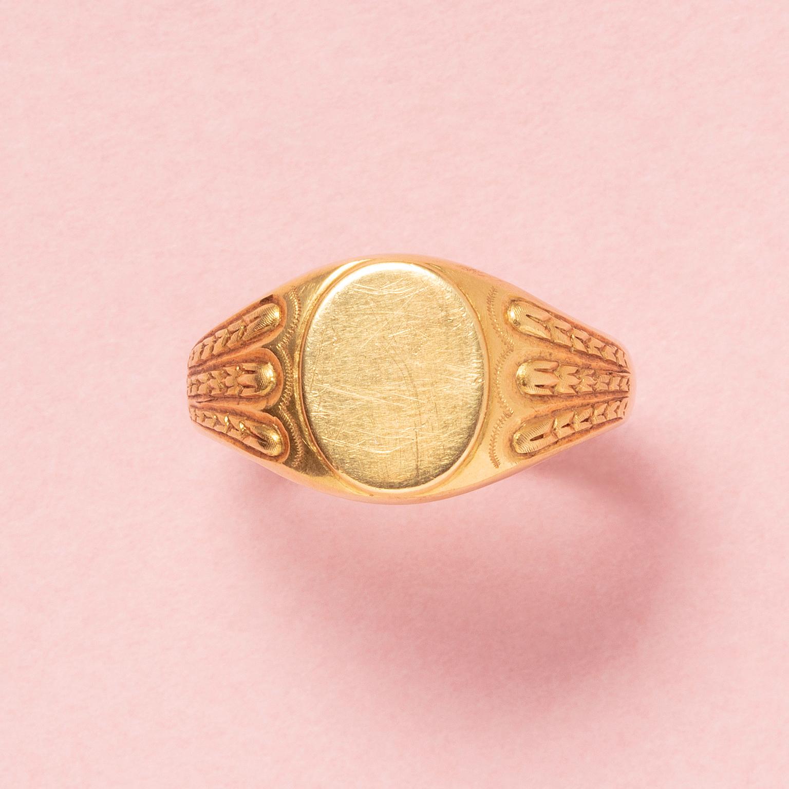 Anello con sigillo in oro giallo 18 carati con tre allori su ciascun lato, Francia con marchio di fabbrica francese e marchi di esportazione francesi

peso: 4,6 g
Misura dell'anello: 20,25 mm / 10 1/2 US