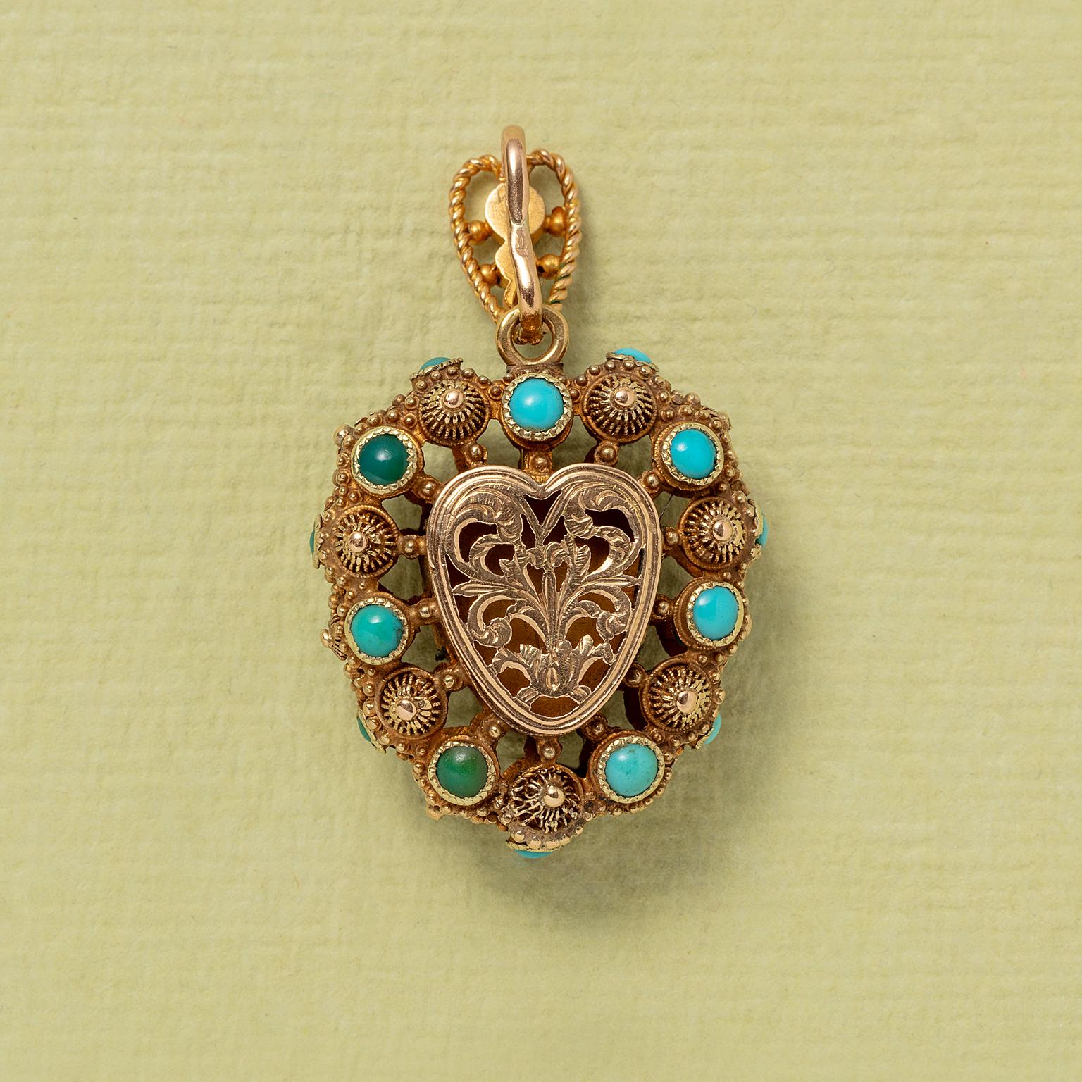 Pendente a vinaigrette georgiano a forma di cuore in oro 18k, con uno scomparto a medaglione con fiori e uno scomparto a vinaigrette con griglia aperta e lavorata, decorato con cannetille e turchesi cabochon, 1830 circa.

peso: 11,2 g
altezza: 4.1 cm