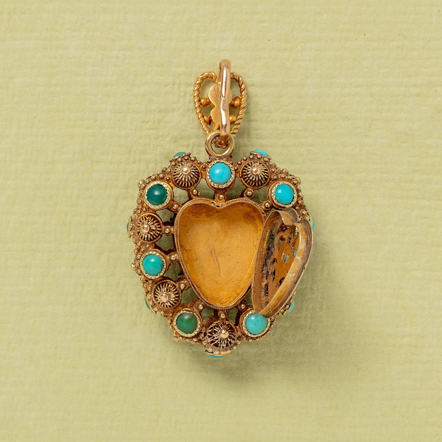 Georgiano Un medaglione georgiano a forma di cuore in oro 18k con turchese in vendita