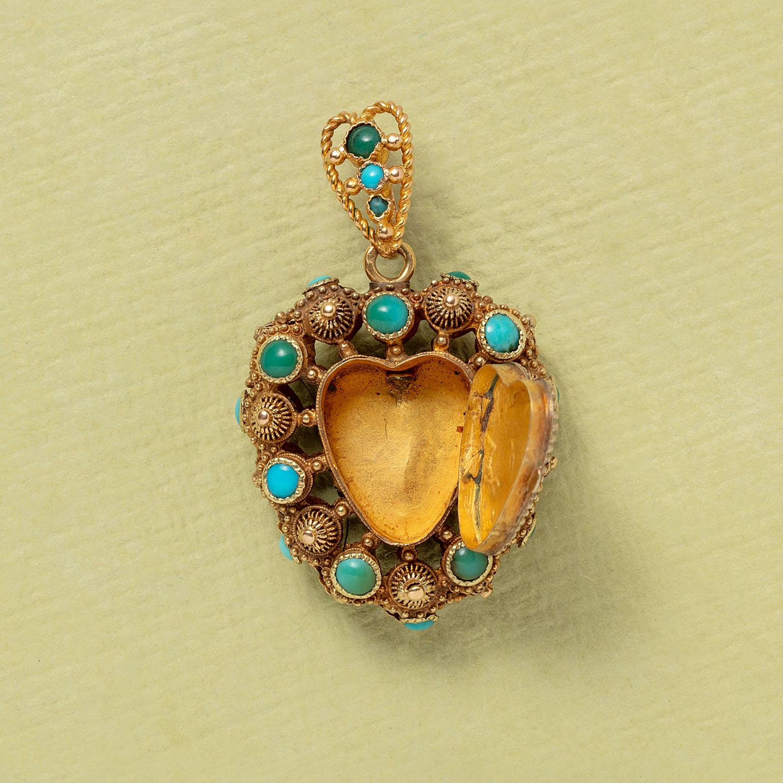 Cabochon Un medaglione georgiano a forma di cuore in oro 18k con turchese in vendita