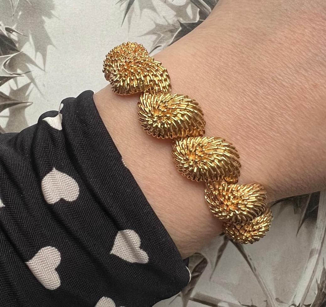 Un bracelet en or 18k avec des maillons en forme de hérisson épineux tombant en diagonale les uns sur les autres, signé et numéroté, Van Cleef & Arpels, 12969, modèle Hérisson, circa 1965, avec la marque de maître française et les marques d'or