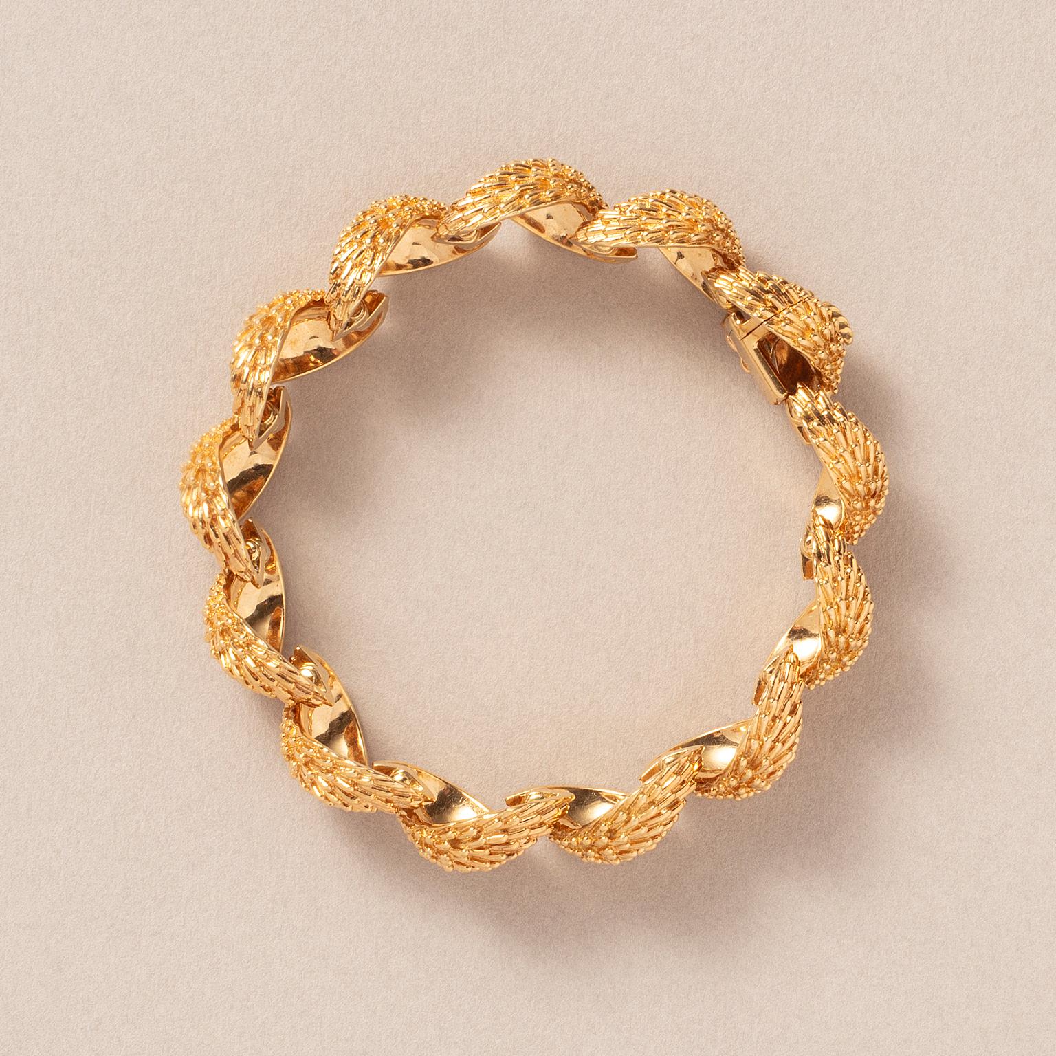 Un bracelet Herisson Van Cleef & Arpels en or 18 carats Unisexe en vente