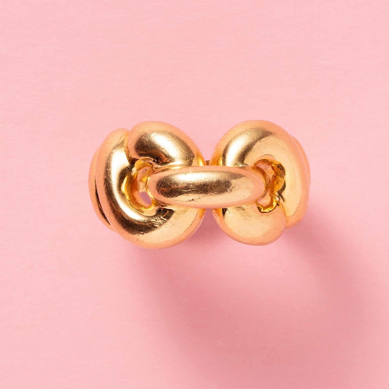 An 18-carat yellow gold knot ring, signed: Hermès Paris, circa 1980.

weight: 14.34 g
size: 17.5 mm - 7 1/4 US
width: 3 - 12 mm