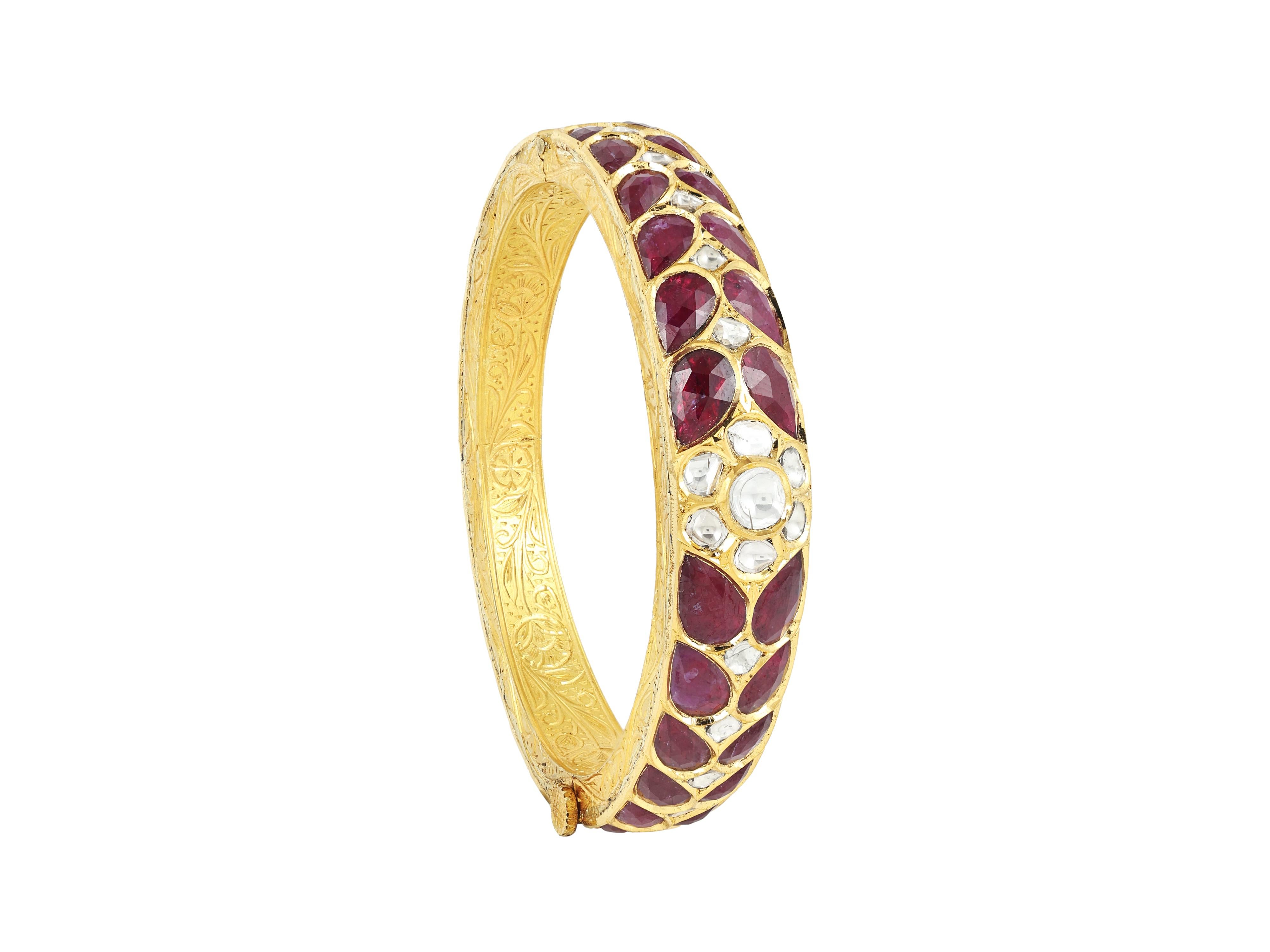 Donna Un braccialetto polki in oro 18 carati con rubino indiano e diamante naturale in vendita