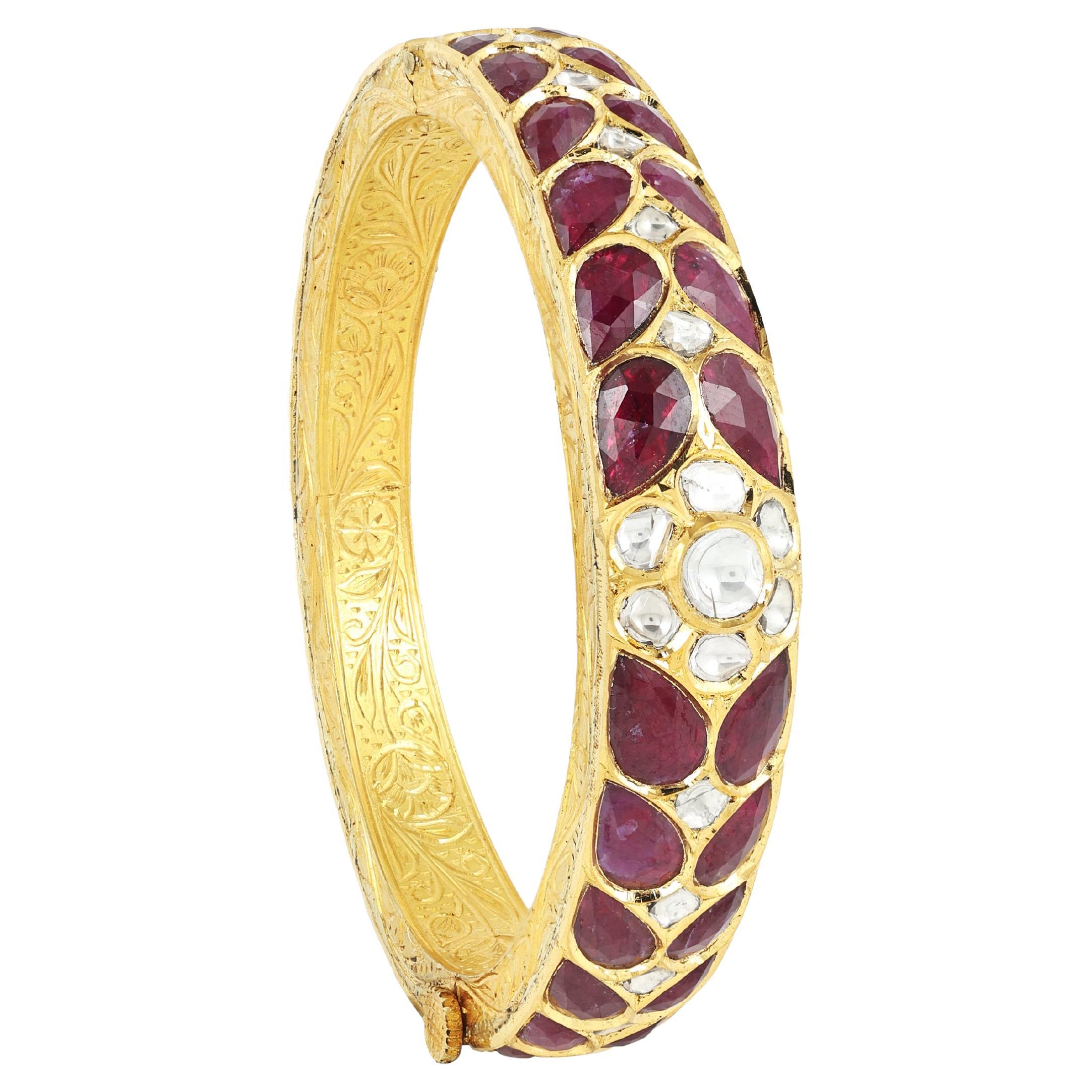 Un braccialetto polki in oro 18 carati con rubino indiano e diamante naturale