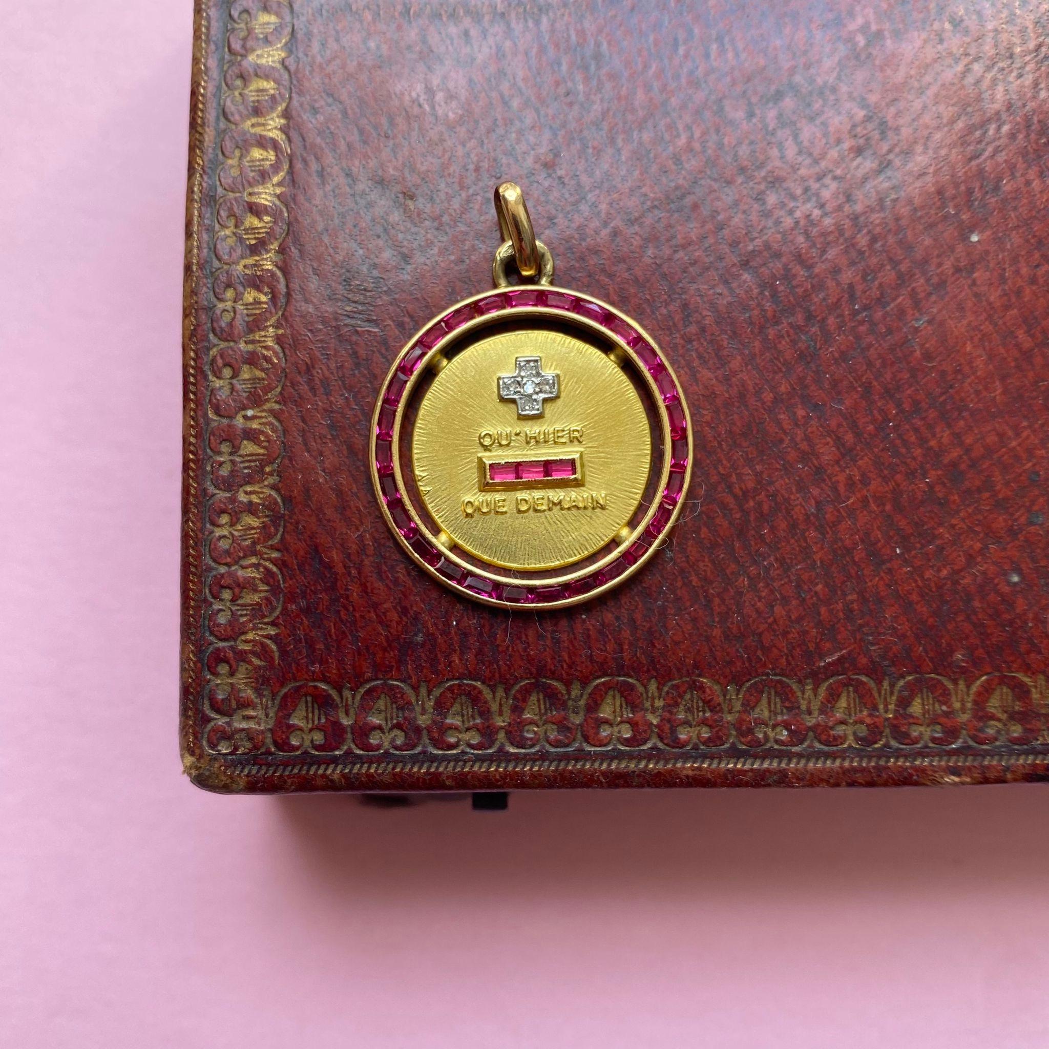 An 18k Gold Love Pendant with Rubies and Diamonds In Good Condition For Sale In Amsterdam, NL