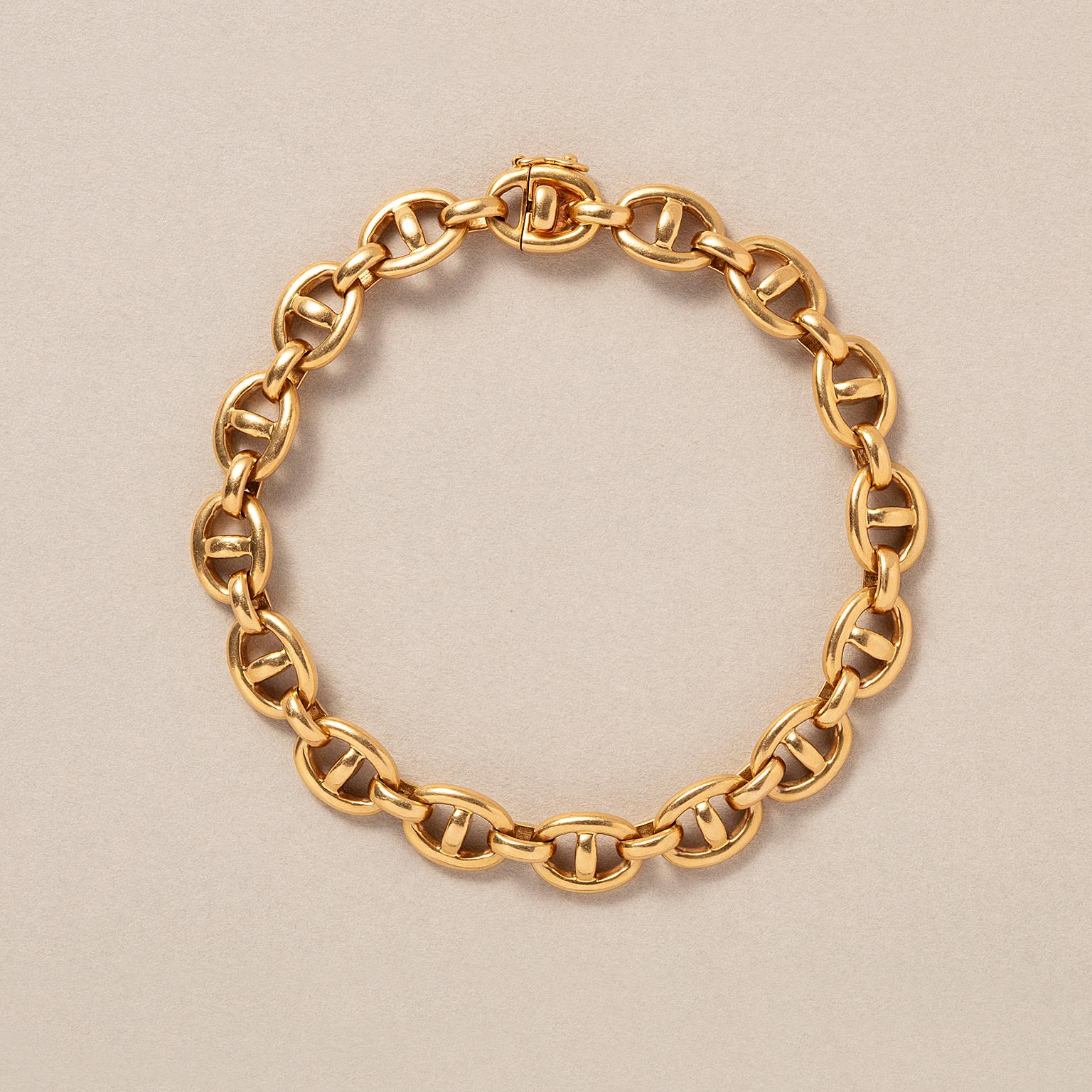 An 18-carat gold bracelet with high polished mariner links signed, numbered and dated: Cartier, E 77552, 1995 with a french master mark and French assay marks for 18k gold.
weight: 37.8 g
dimensions: 21 x 0.8 cm