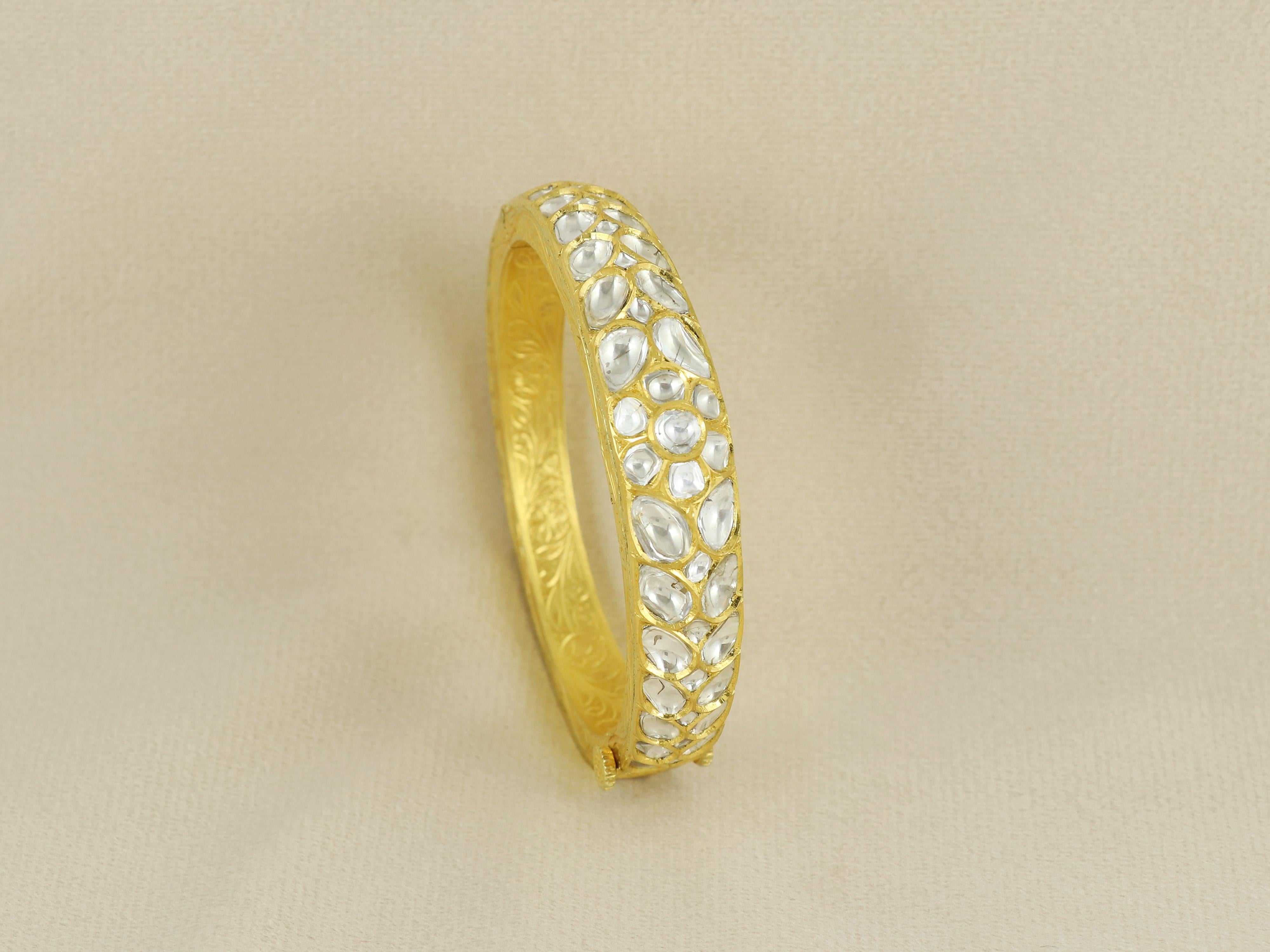 Sobrio ma innegabilmente regale, questo braccialetto in oro 18 carati è ornato da polke di diamanti grezzi, un segno distintivo della gioielleria tradizionale Mughal. Ogni polki - grezzo e organicamente brillante - è accuratamente incastonato a mano