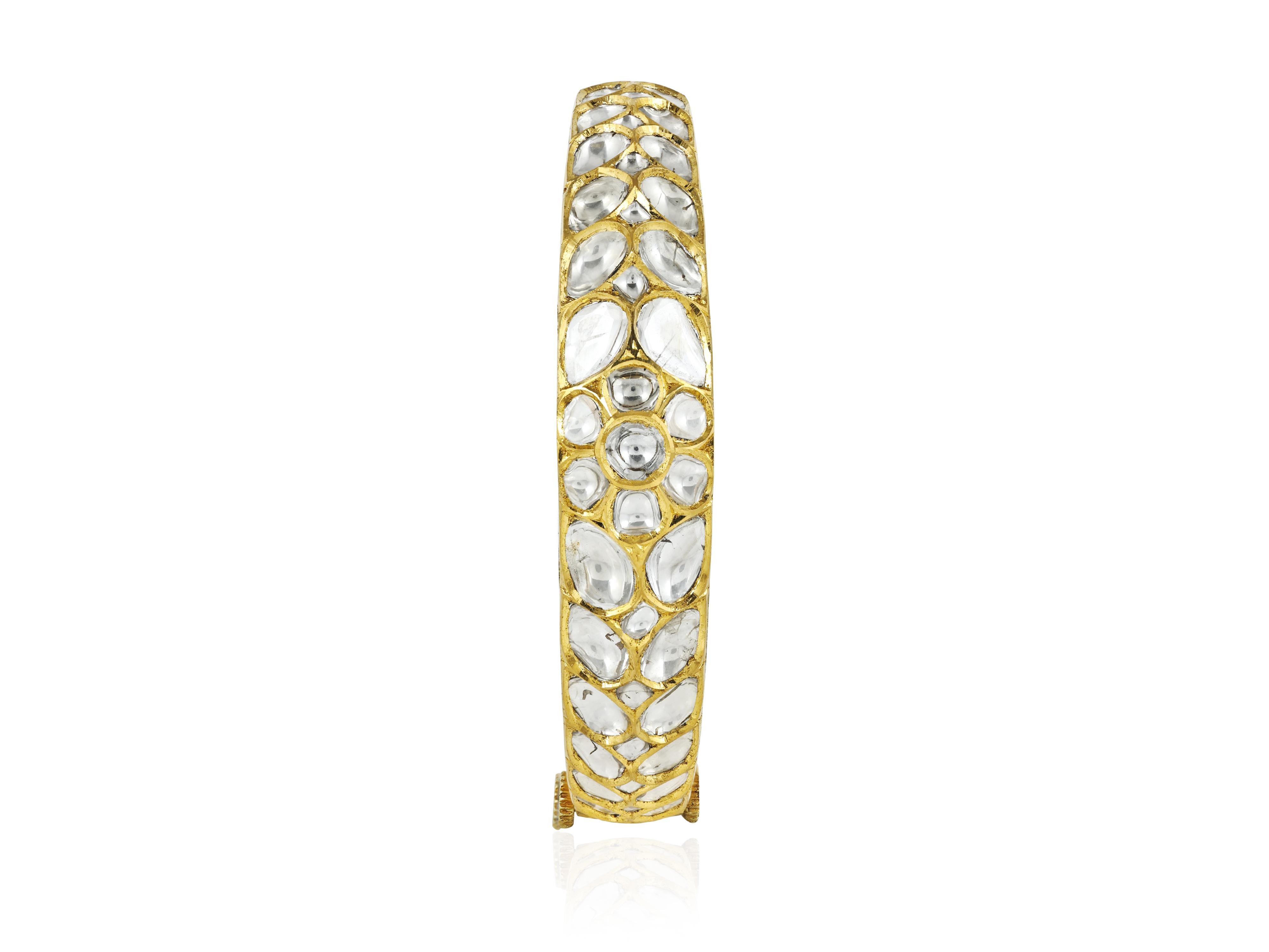 Grezzo Un braccialetto polkis con diamante naturale in oro 18 carati  Gioielli del patrimonio indiano in vendita
