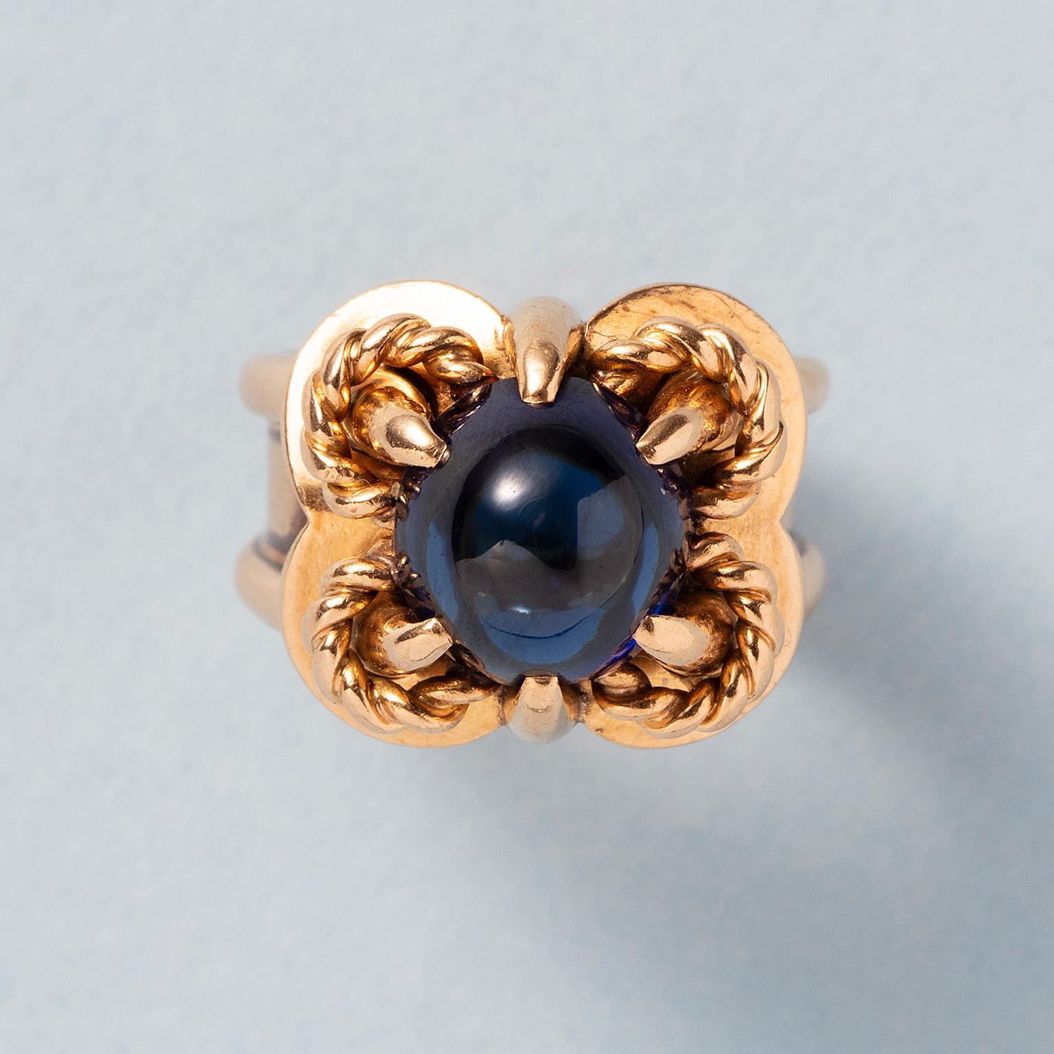 An 18 carat gold ring set with a natural cabochon cut sapphire (app. 6 carats) in a talon setting held by six gold bird's clawswith the French master mark: Francis Chariol, France, circa 1930.

weight: 15.68 g
ring size: 6.25 mm / 5 3/4 US / 51