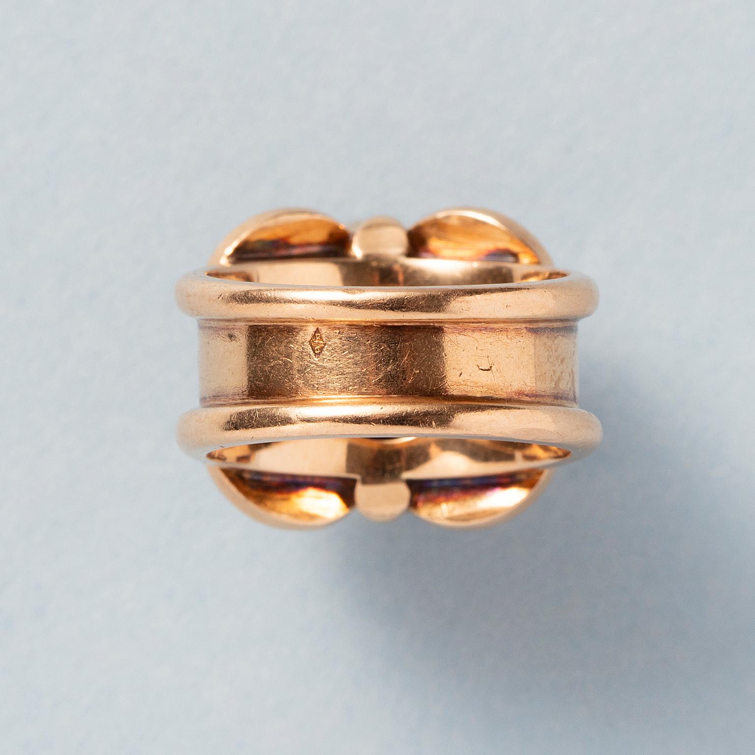 Cabochon An 18k Gold Talon Ring with Sapphire For Sale