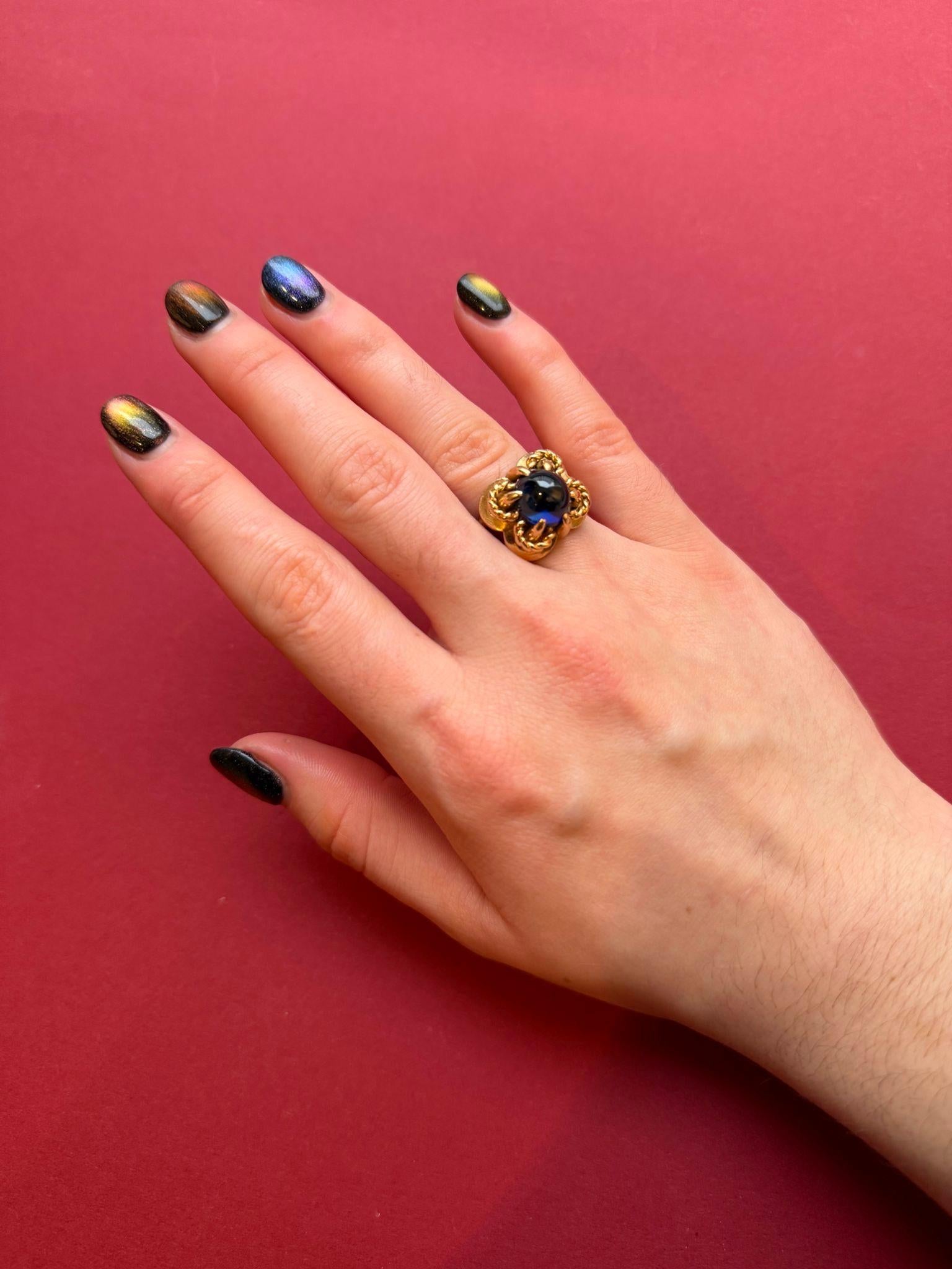 An 18k Gold Talon Ring with Sapphire For Sale 2