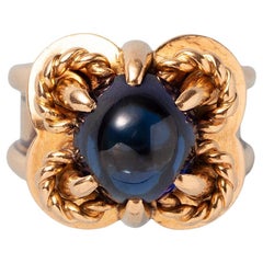 Ein Talon-Ring aus 18 Karat Gold mit Saphir