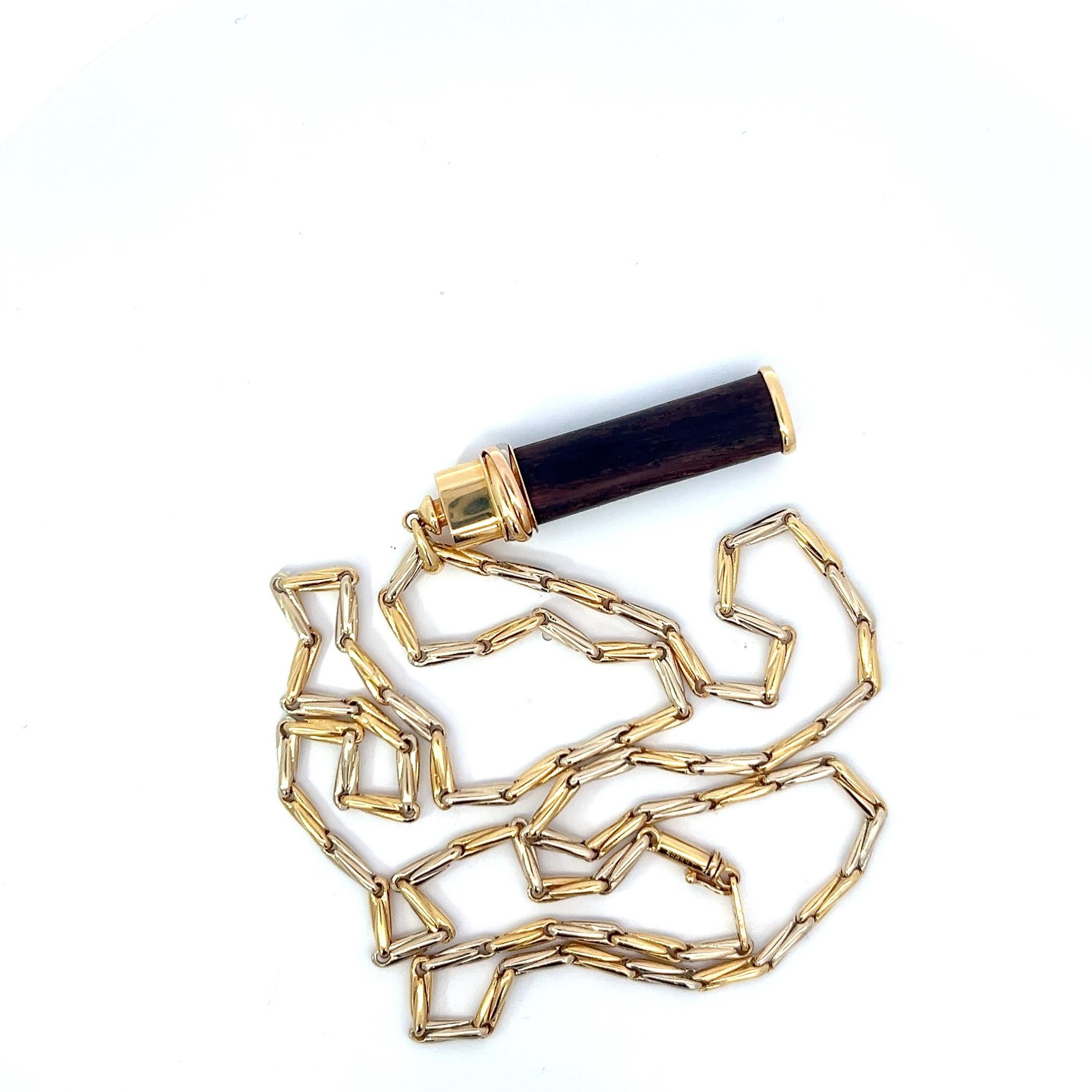 Un pendentif Touch wood en or 18 carats avec chaîne assortie de Cartier. Bon état à KERKRADE, NL