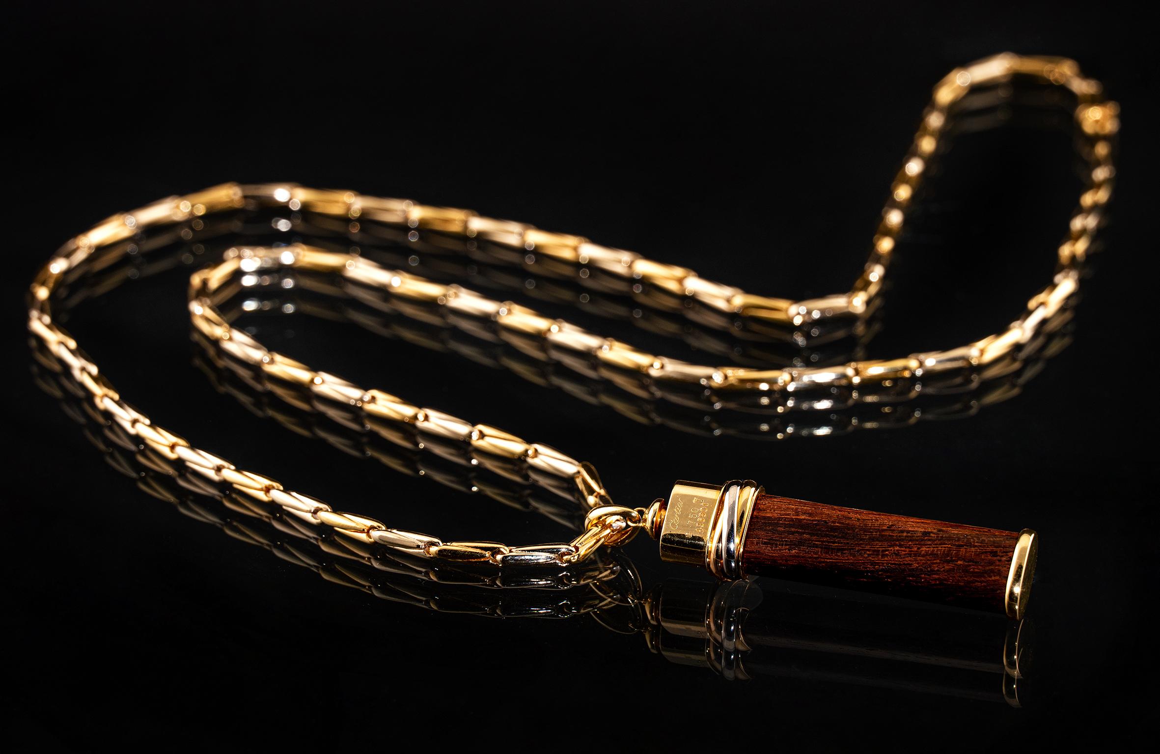 Un pendentif Touch wood en or 18 carats avec chaîne assortie de Cartier. 1