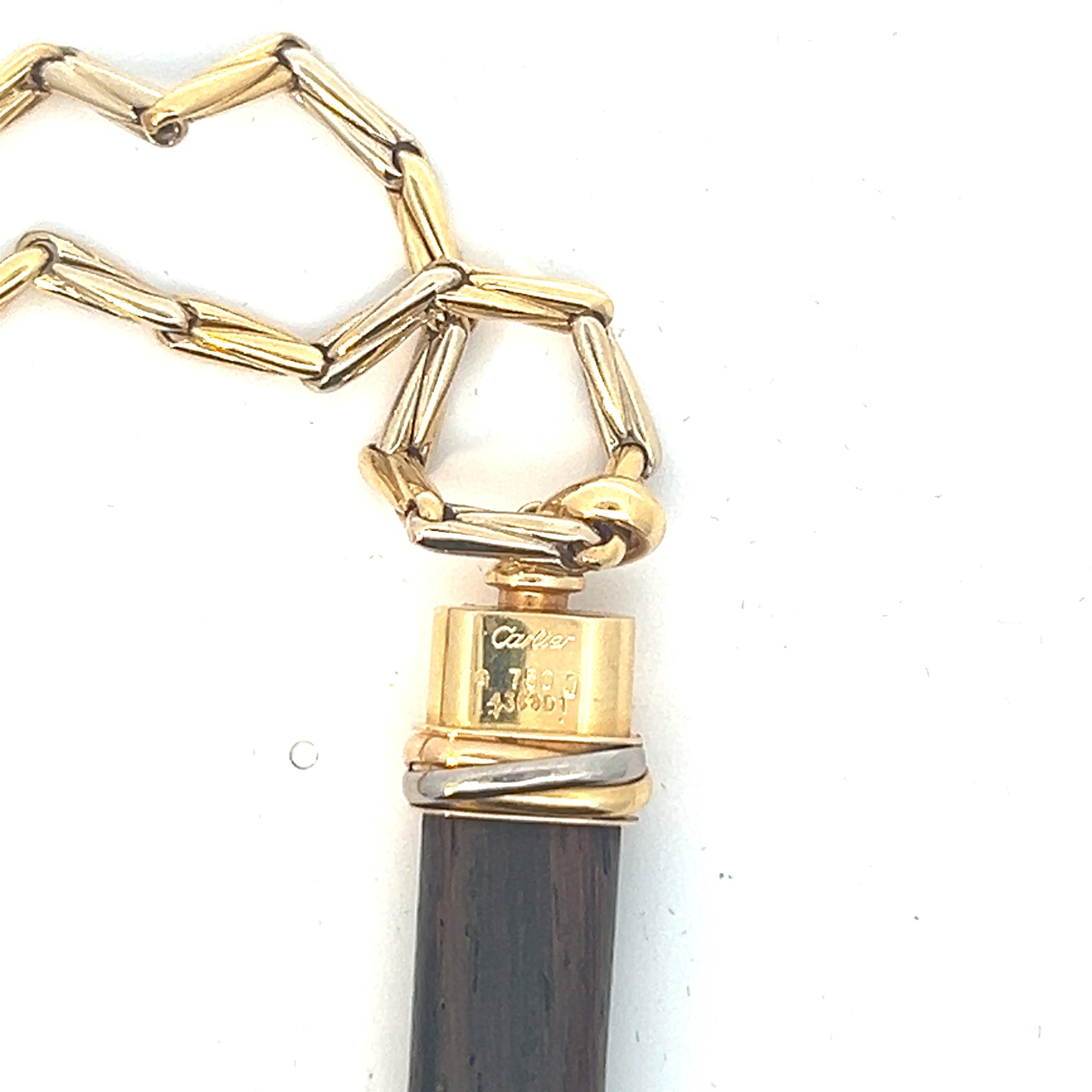 Un pendentif Touch wood en or 18 carats avec chaîne assortie de Cartier. 3