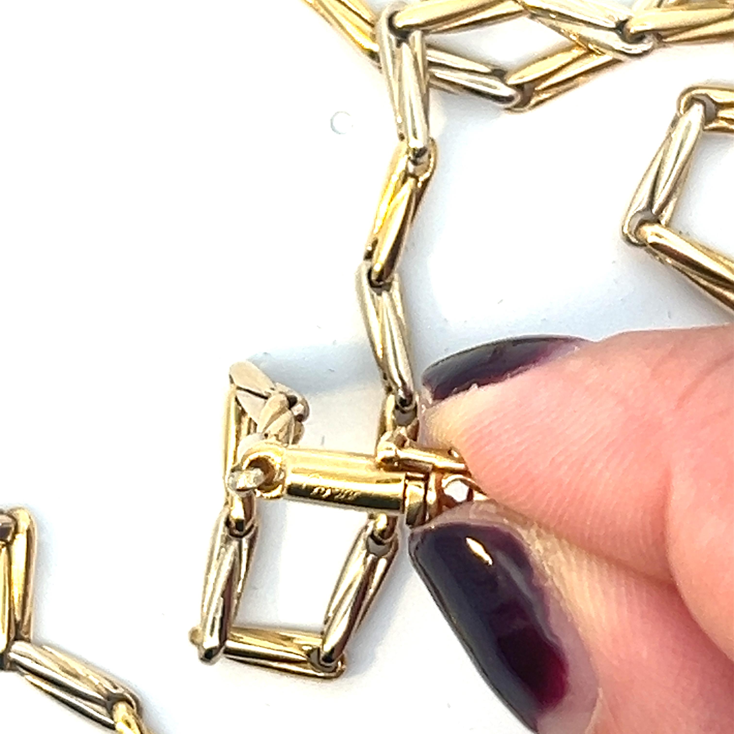 Un pendentif Touch wood en or 18 carats avec chaîne assortie de Cartier. 5