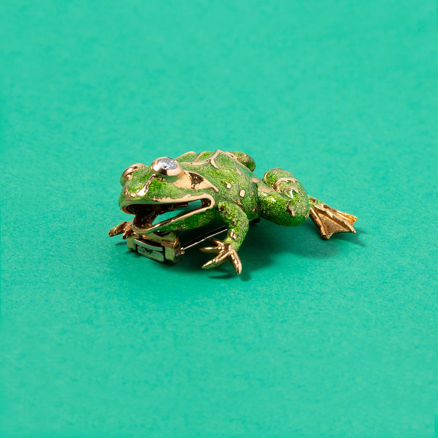 An 18k Gold Van Cleef & Arpels Frog Brooch with Enamel and Diamond In Good Condition For Sale In Amsterdam, NL