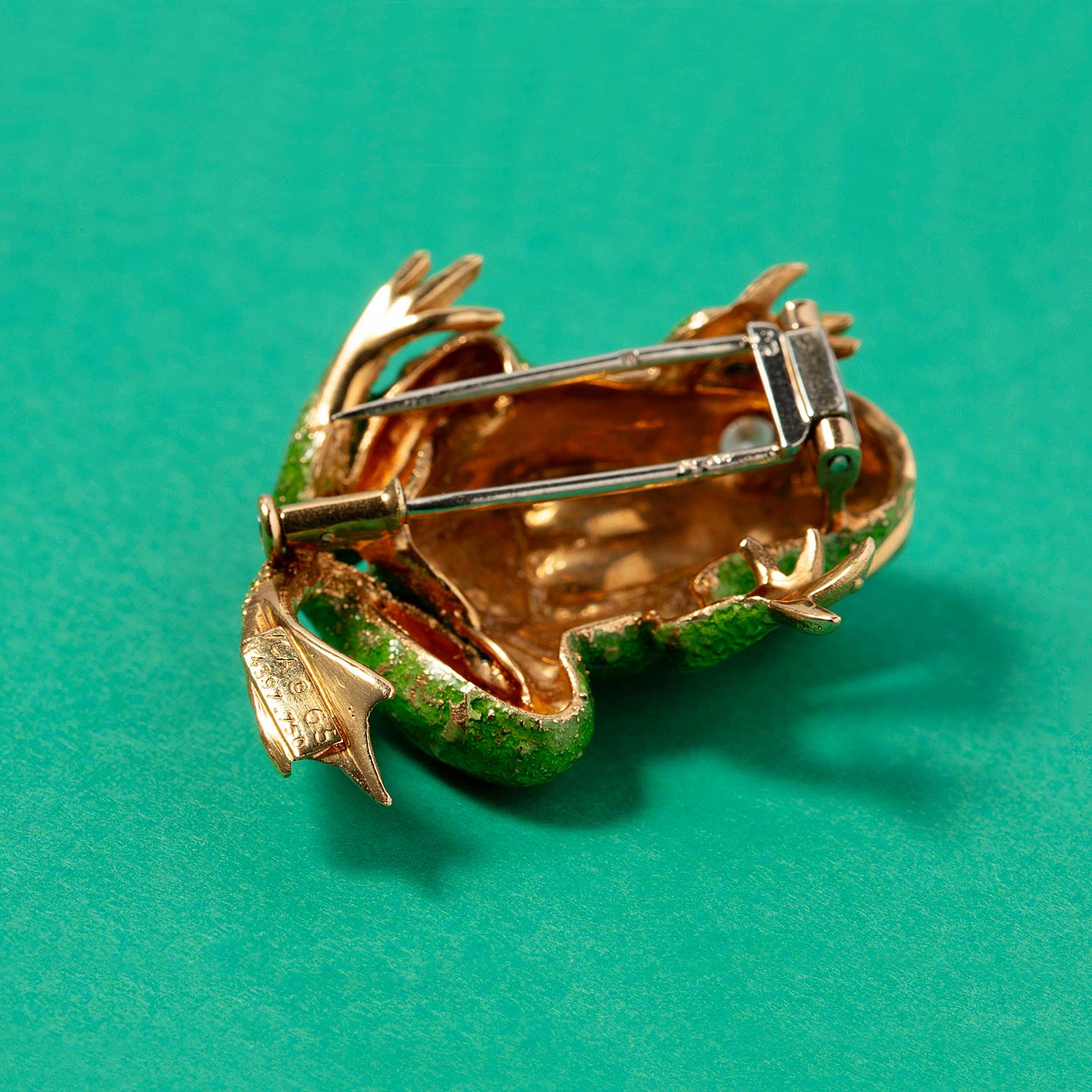 Women's or Men's An 18k Gold Van Cleef & Arpels Frog Brooch with Enamel and Diamond For Sale