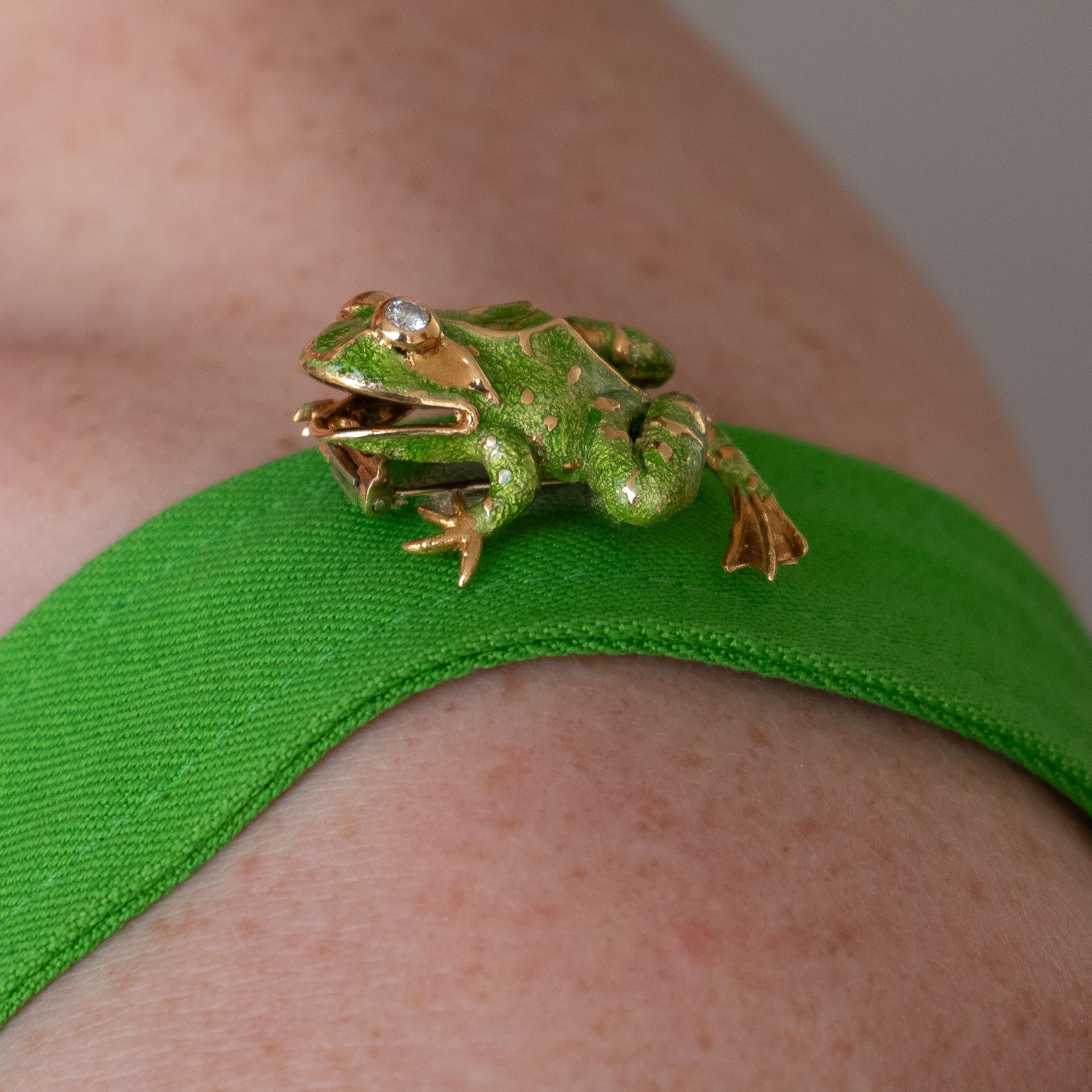 An 18k Gold Van Cleef & Arpels Frog Brooch with Enamel and Diamond For Sale 1