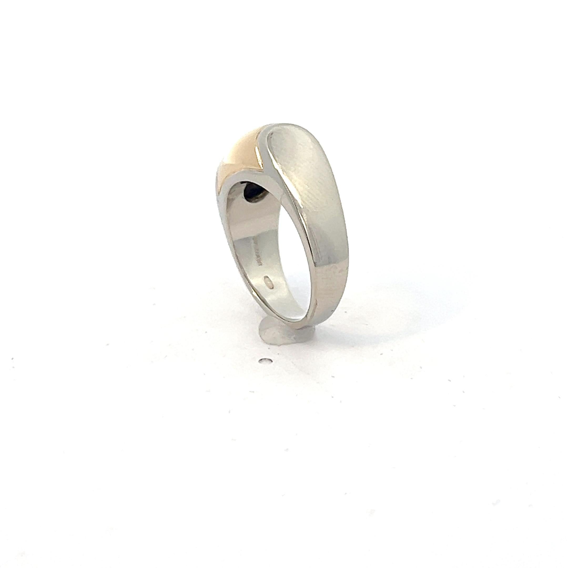 Un anello in oro bianco e giallo 18 carati di Bulgari.

L'anello è realizzato in oro bianco 18 carati e 