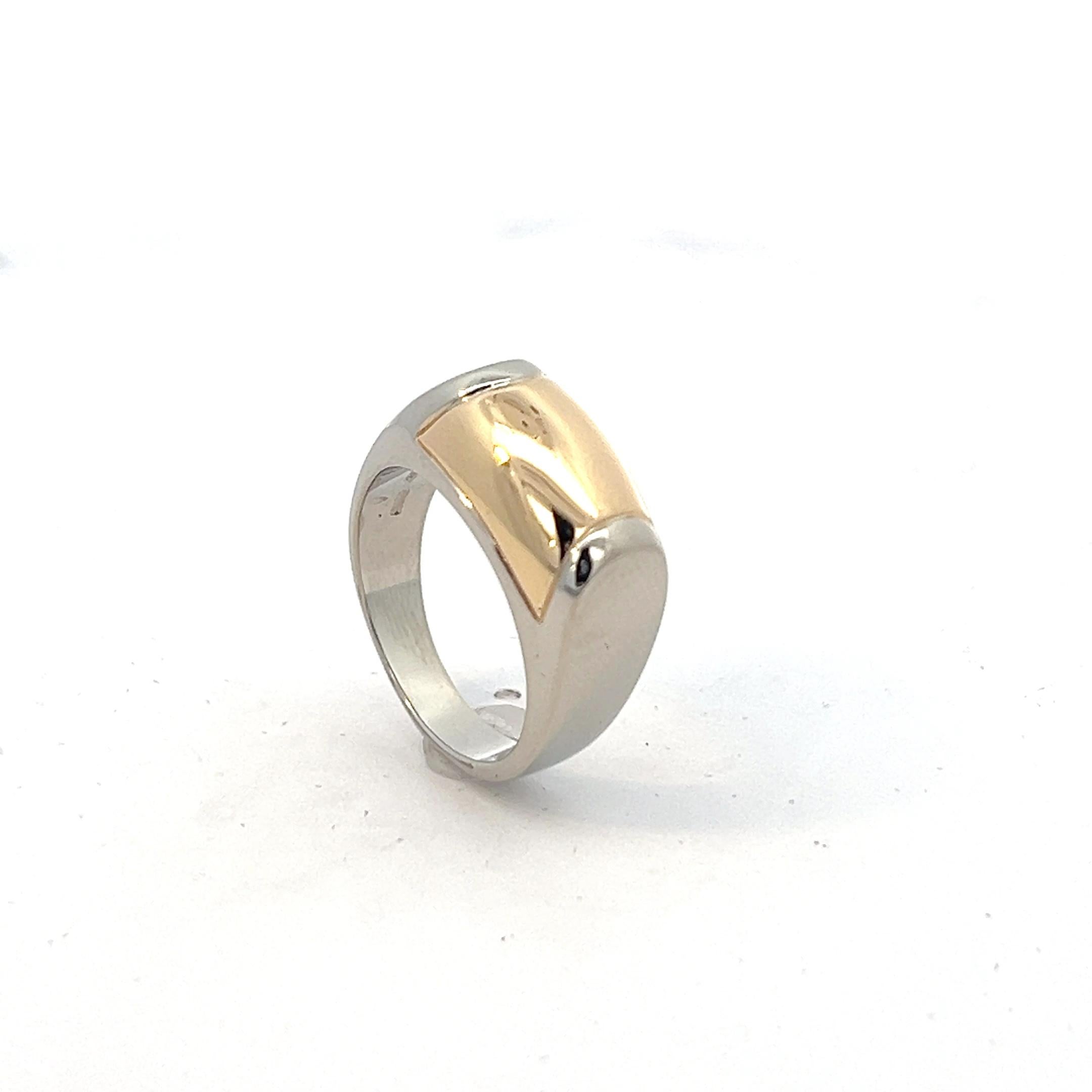 Un anello in oro giallo e bianco 18 carati di Bulgari In condizioni buone in vendita a KERKRADE, NL