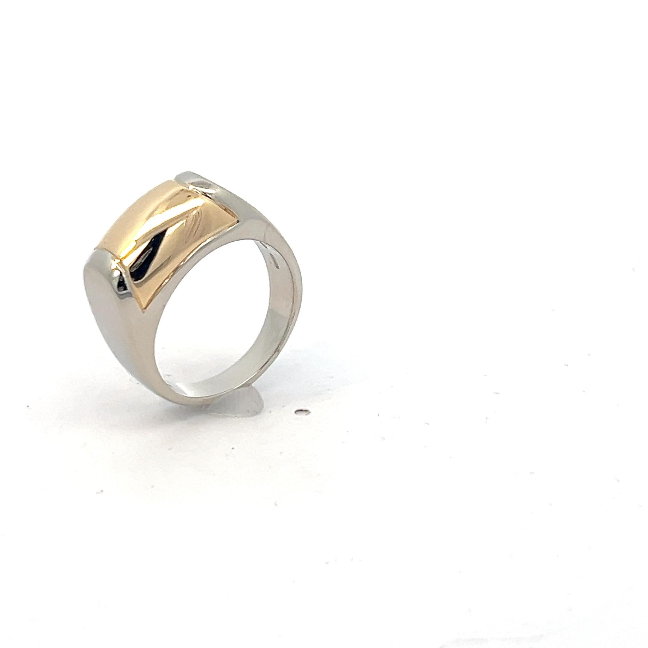 da uomo o donna Un anello in oro giallo e bianco 18 carati di Bulgari in vendita