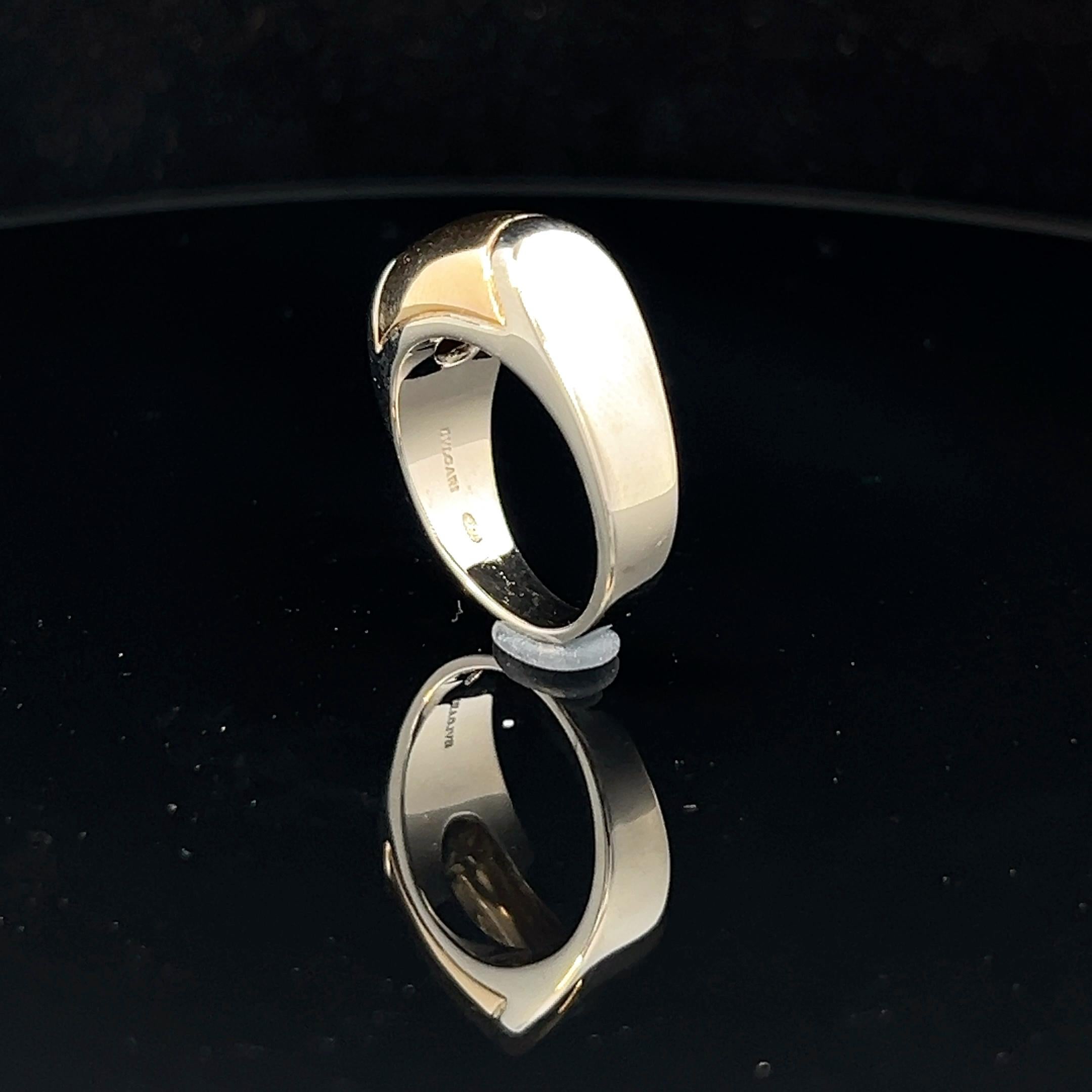 Un anello in oro giallo e bianco 18 carati di Bulgari in vendita 2