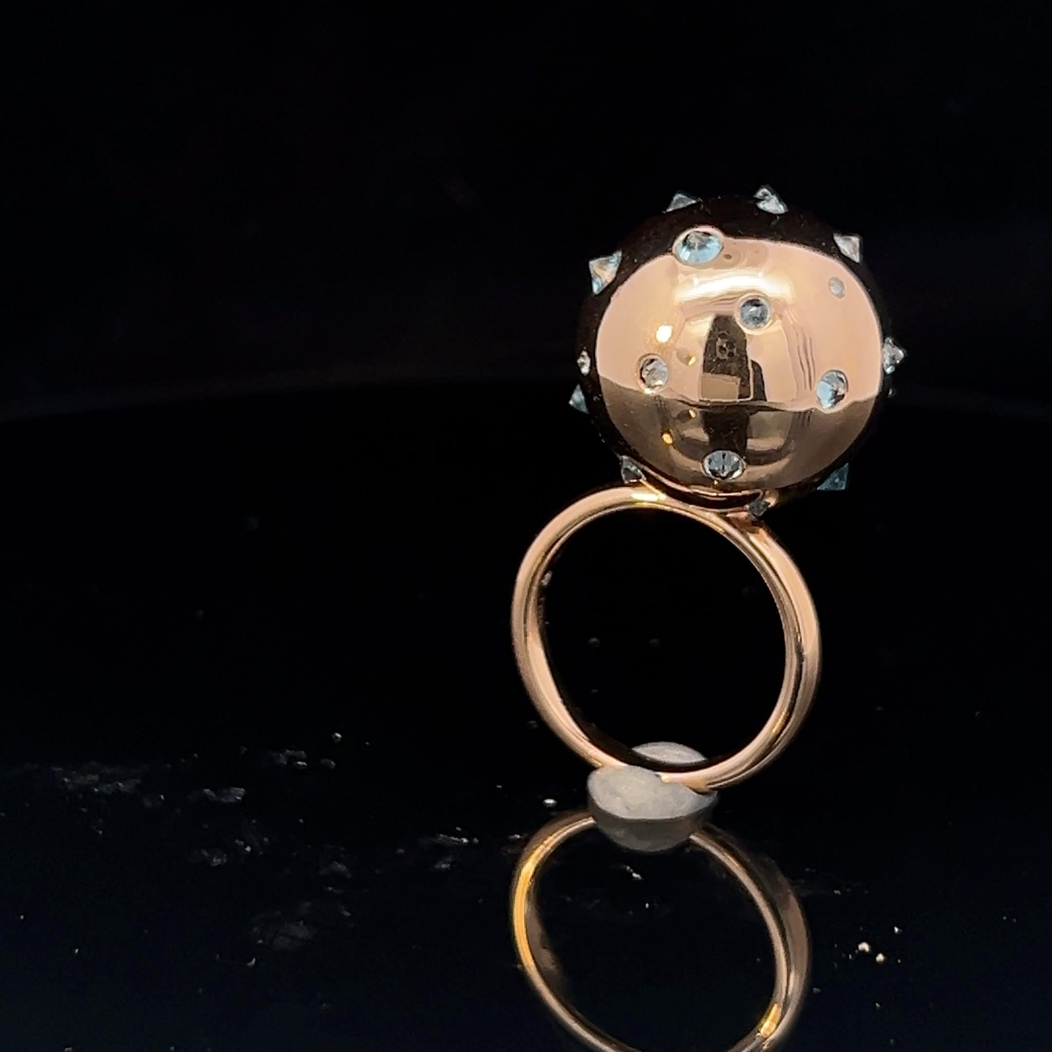 Un anello in oro giallo rossastro e acquamarina di Beazie, 18 carati in vendita 7