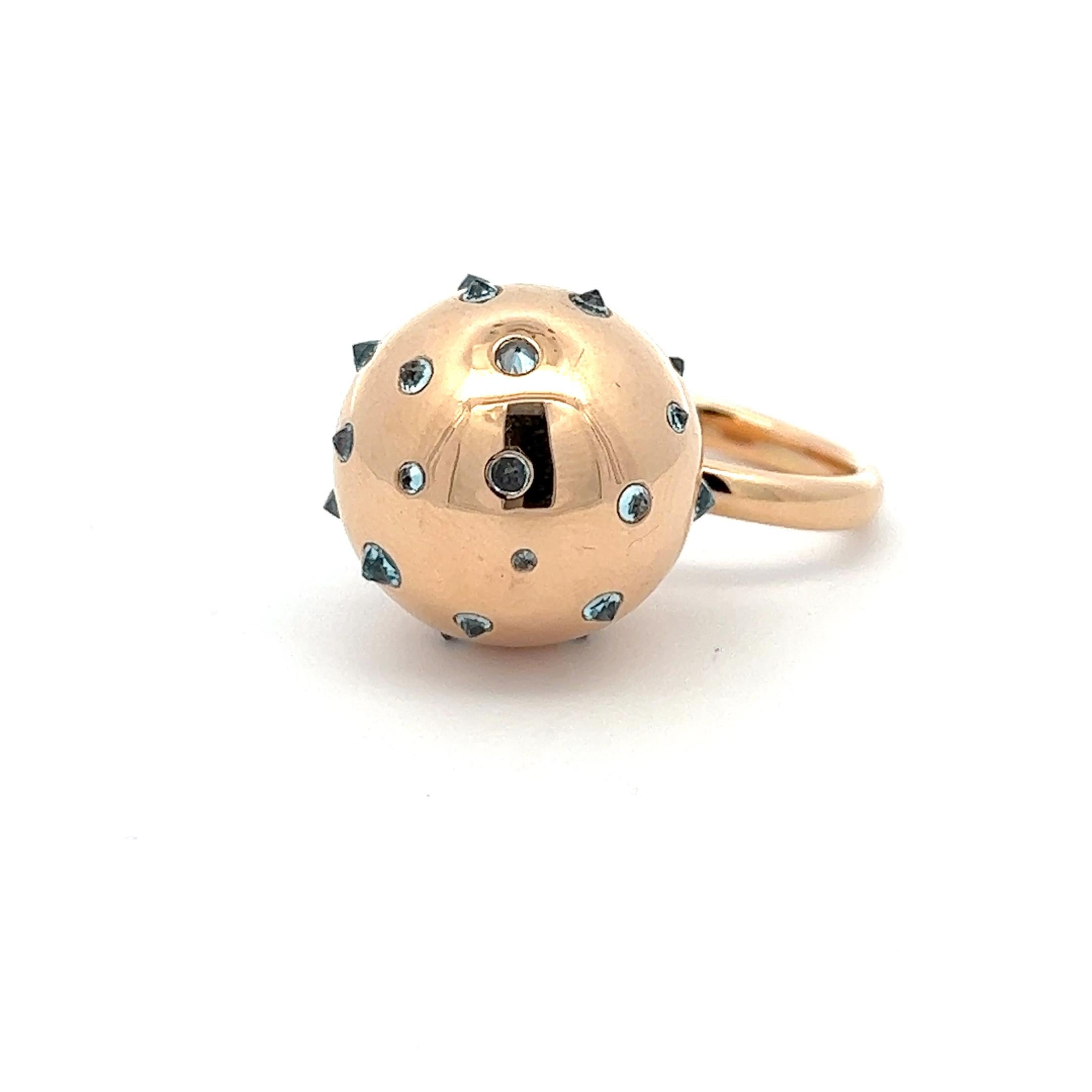 Anello in oro giallo rossastro e acquamarina di Beazie, 18k.
Le aqusmarine sono posizionate a tavola, in modo che la punta del taglio brillante sporga.

Origine: Londra, Regno Unito.
Età: contemporanea. 
Misura dell'anello: 52,5. Questo anello può