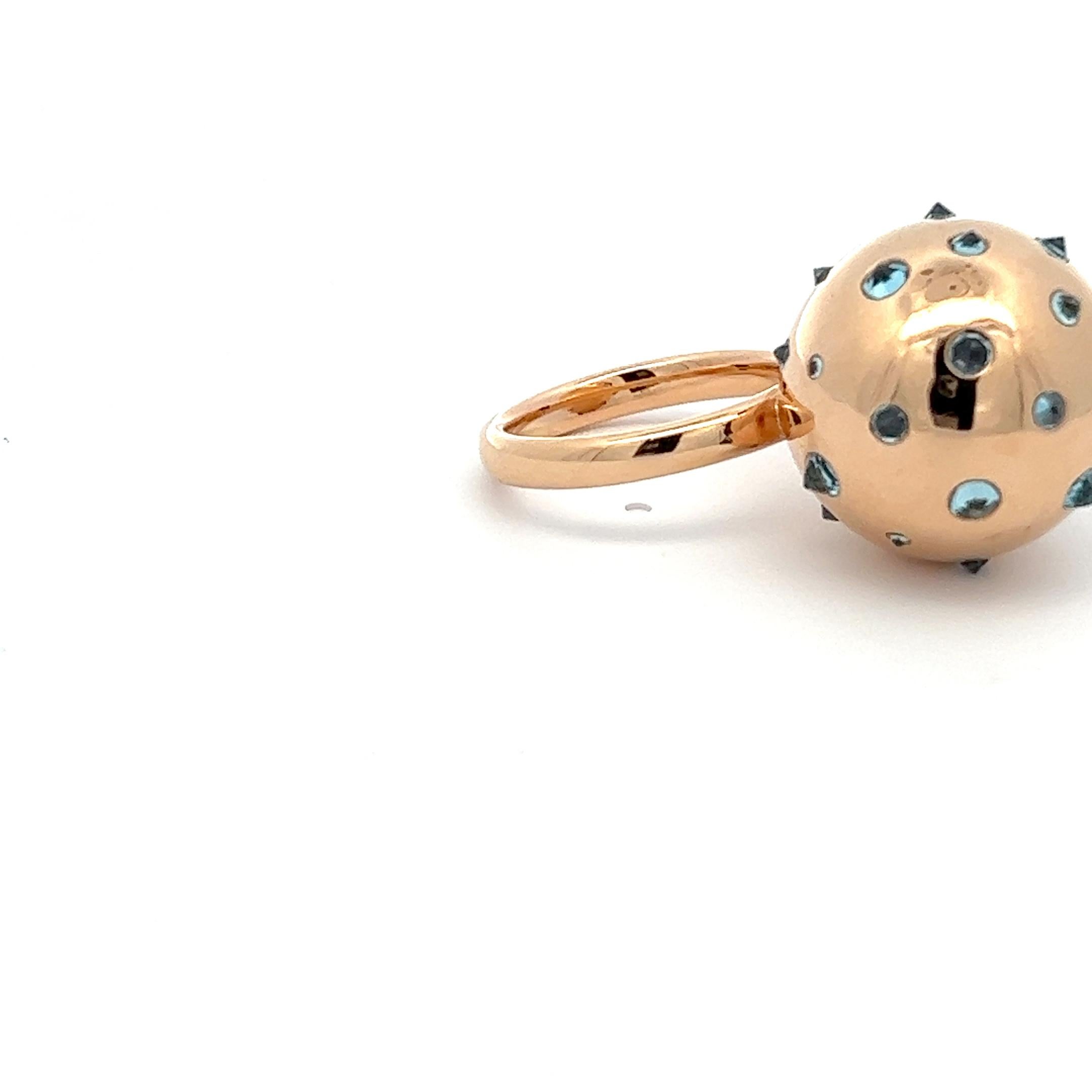 Taglio brillante Un anello in oro giallo rossastro e acquamarina di Beazie, 18 carati in vendita
