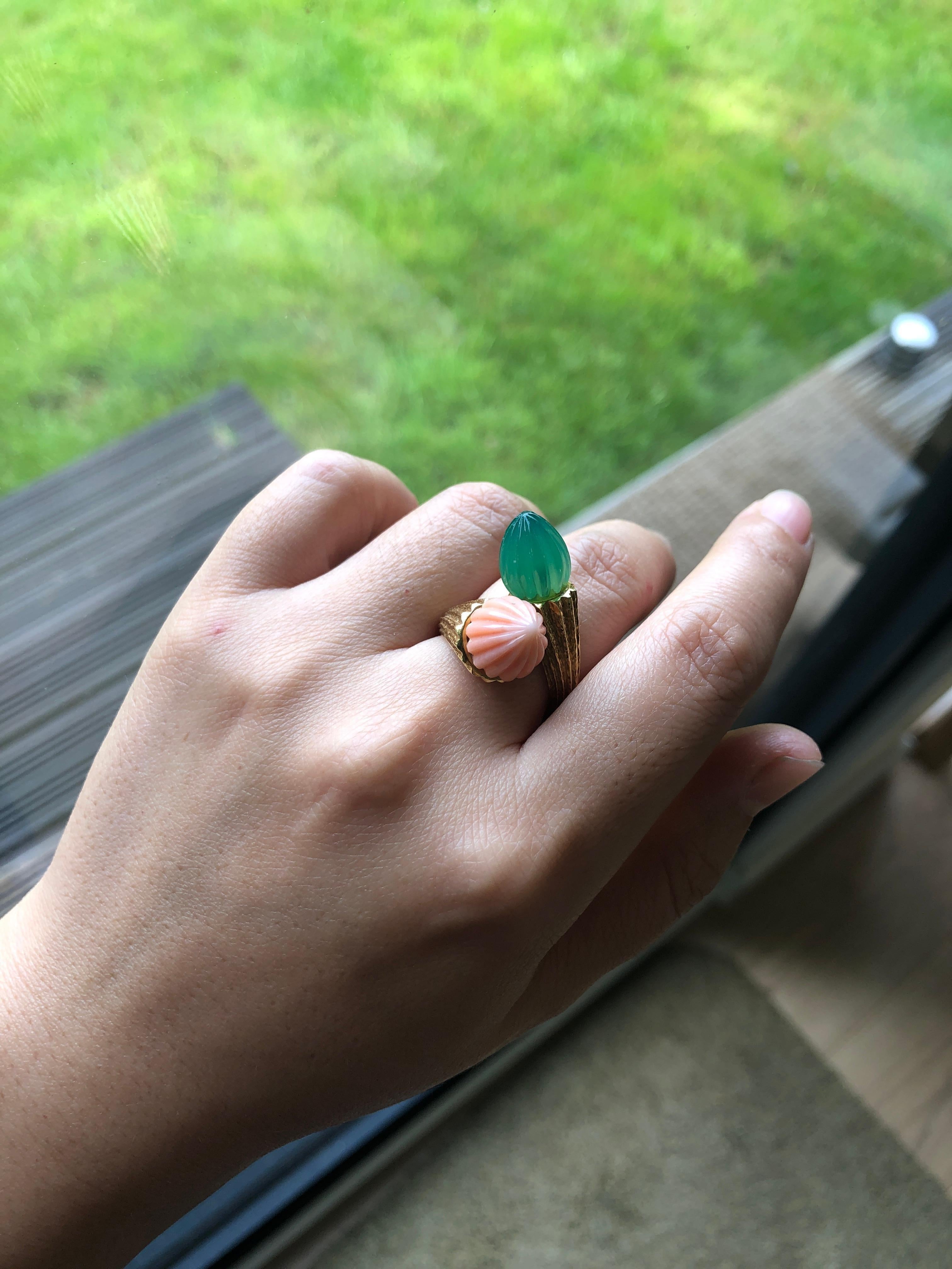 Taille cabochon Bague Toi et Moi en or 18 carats, corail et calcédoine en vente