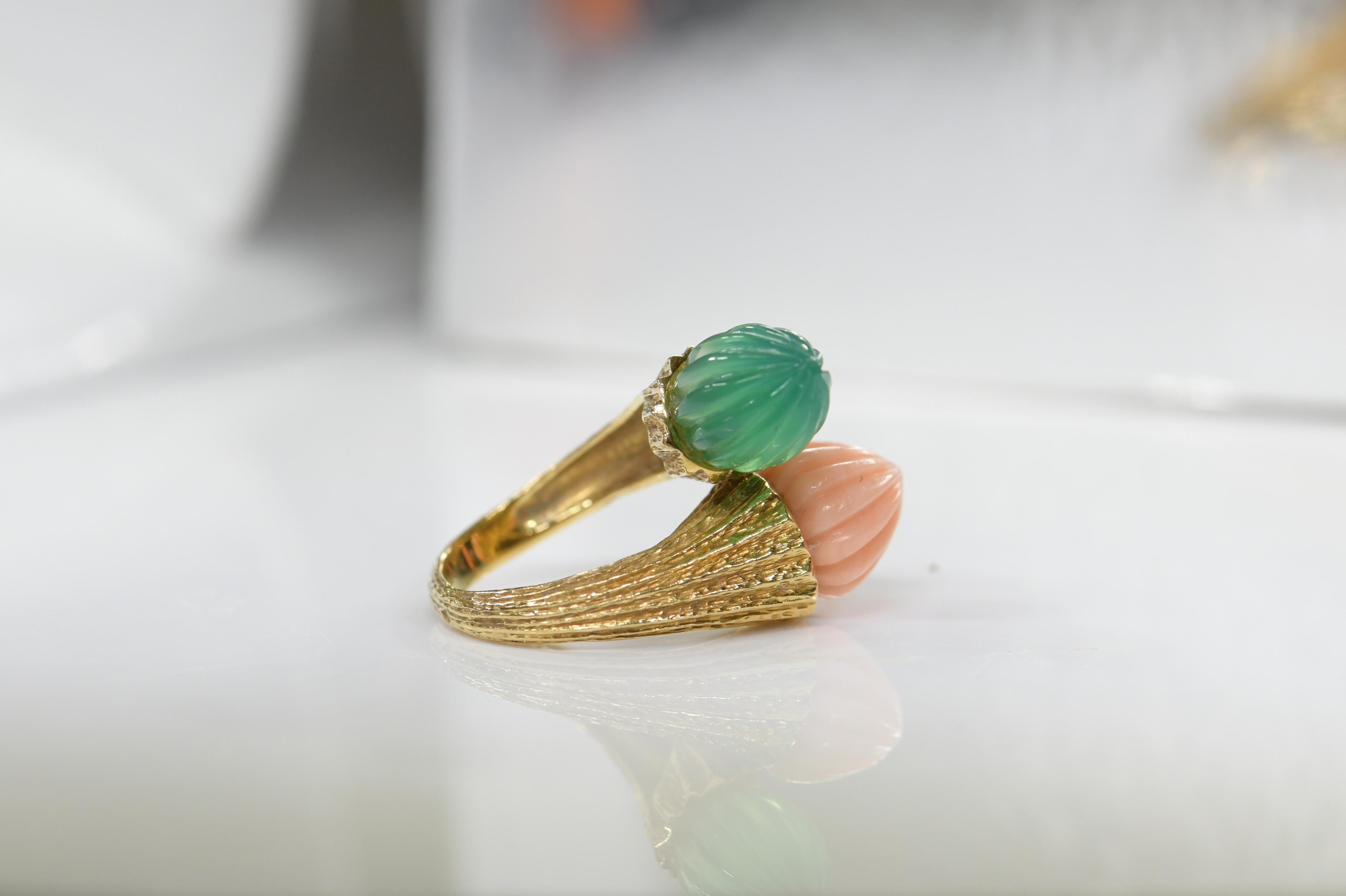 Cabochon 18 Karat Toi et Moi Coral and Chalcedony Ring For Sale