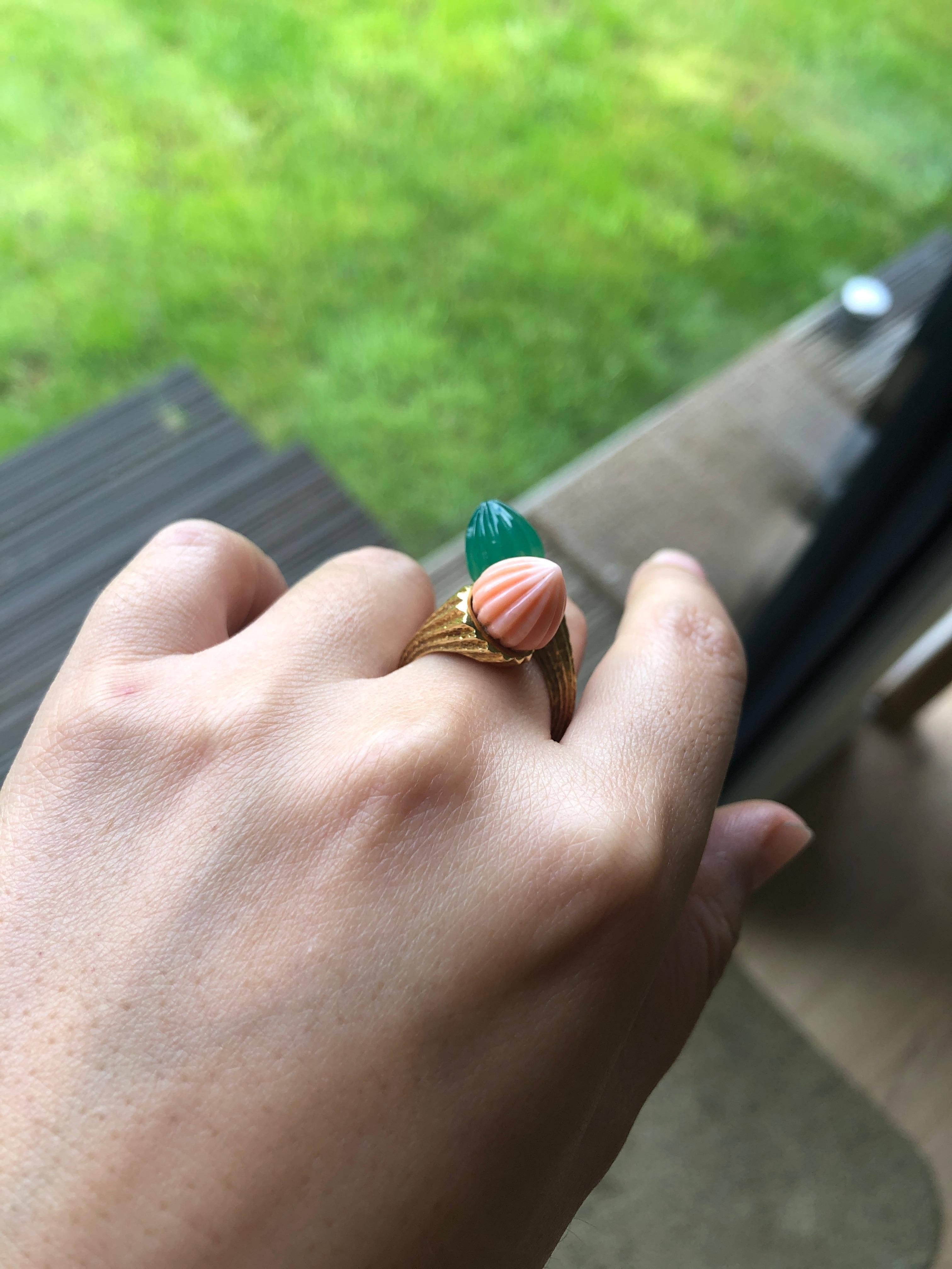 18 Karat Toi et Moi Coral and Chalcedony Ring For Sale 1