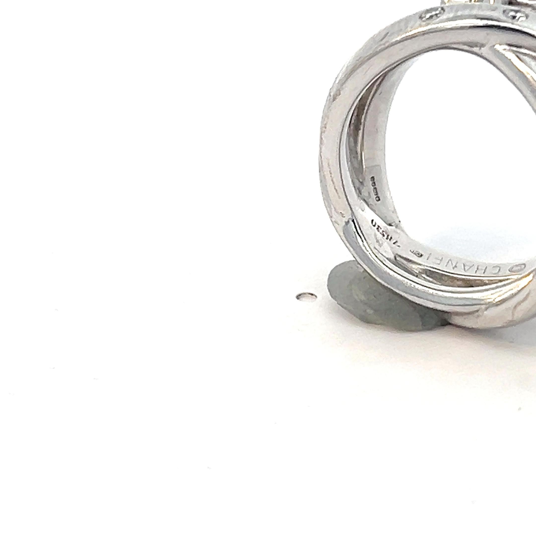 An 18k white gold and diamond ring by Chanel In Good Condition For Sale In KERKRADE, NL