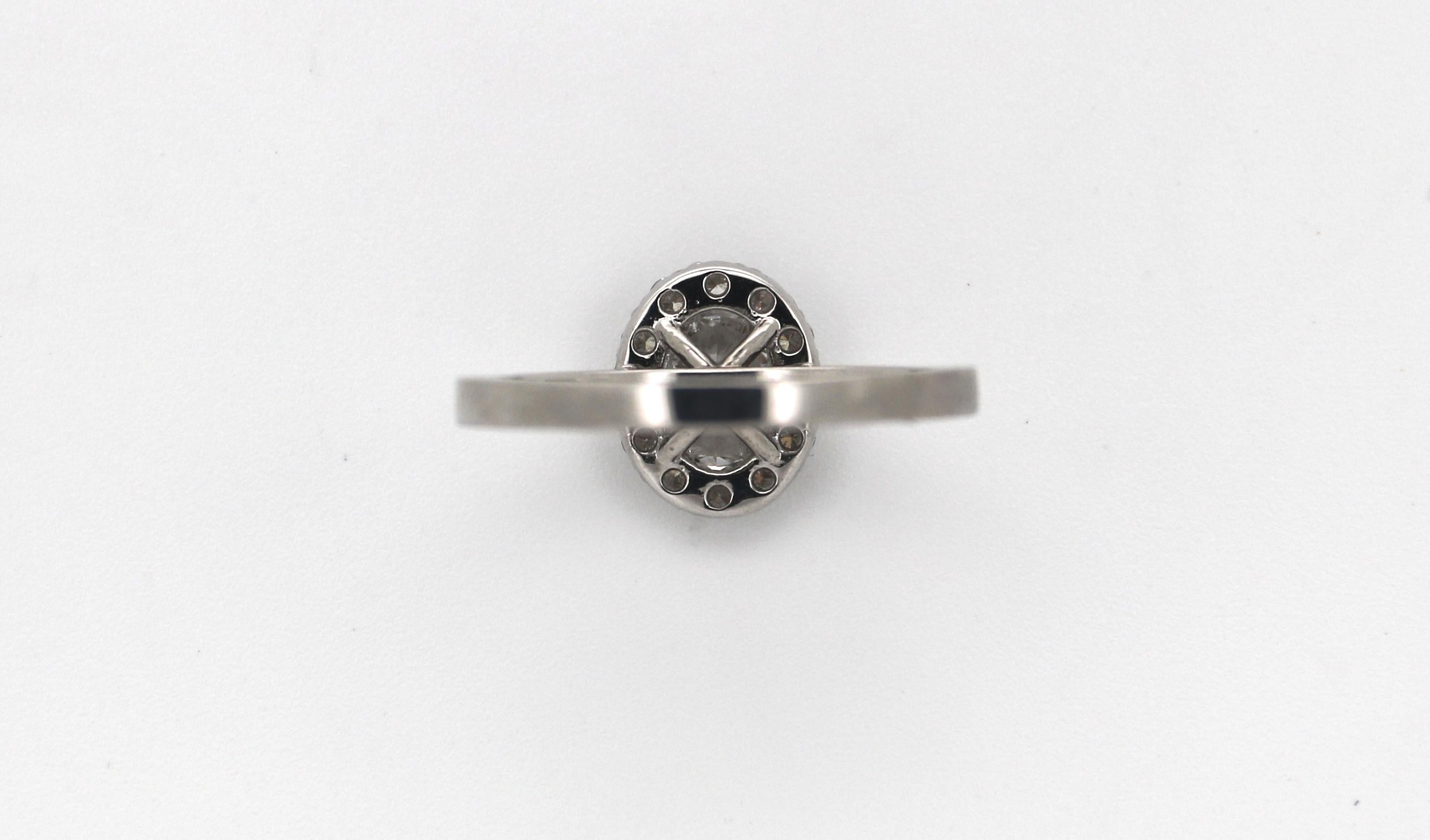 Moderno Anello con diamante ovale a grappolo in oro bianco 18 ct. in vendita