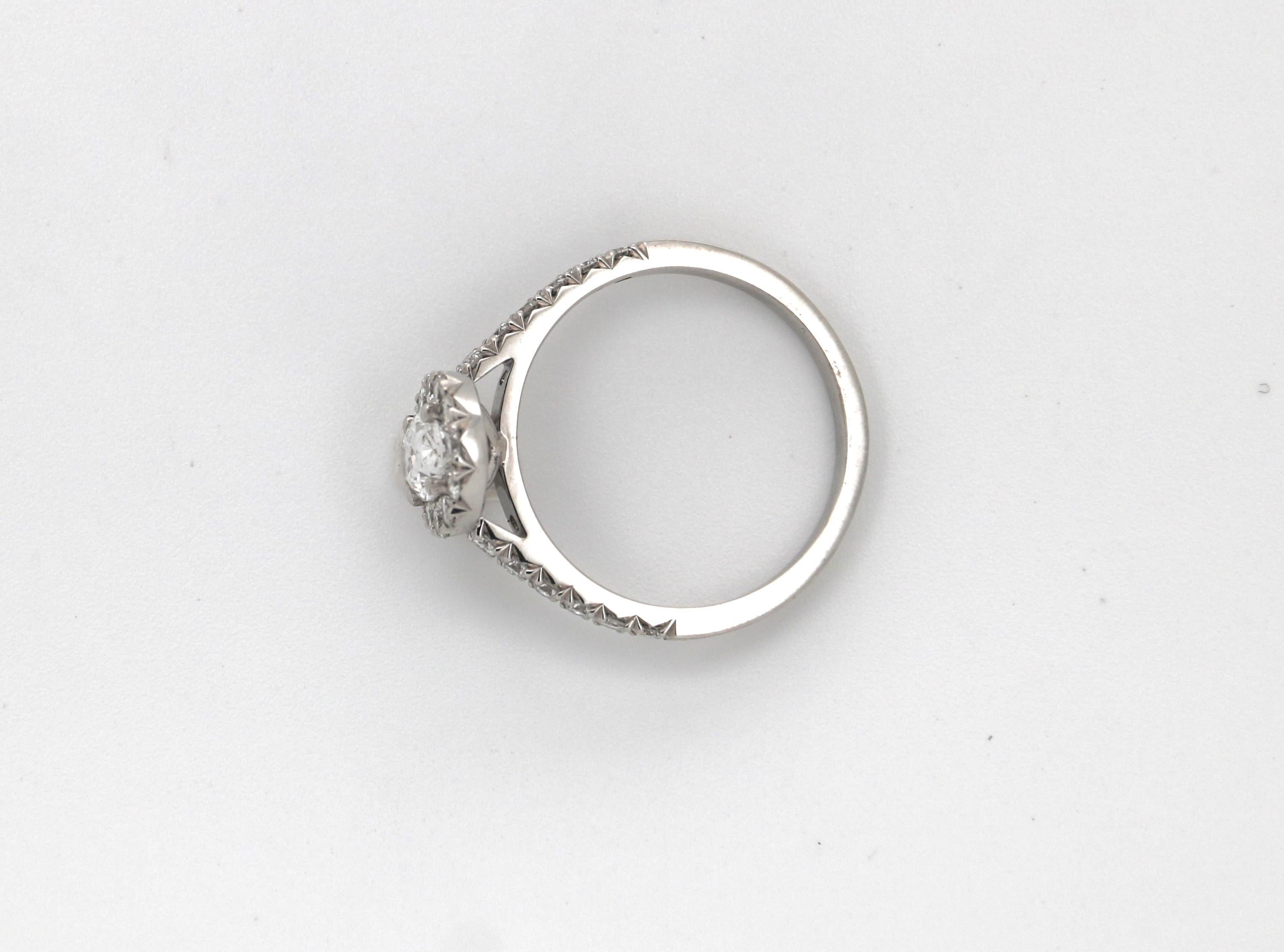 Taglio ovale Anello con diamante ovale a grappolo in oro bianco 18 ct. in vendita