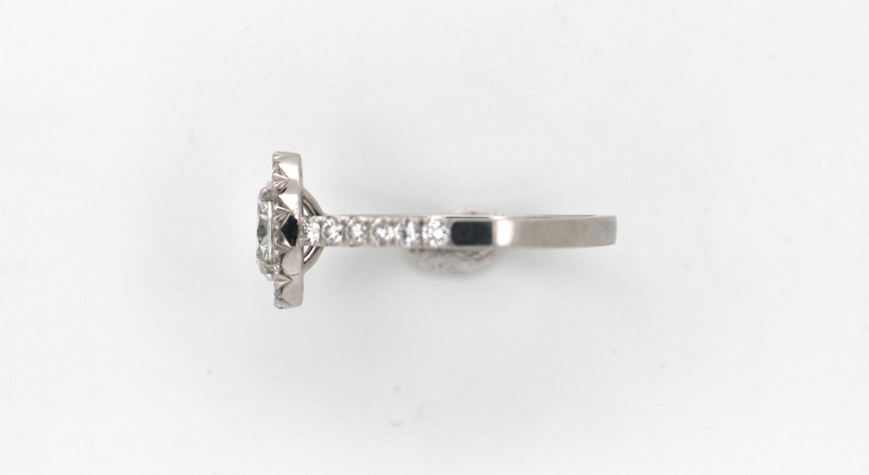 Anello con diamante ovale a grappolo in oro bianco 18 ct. In condizioni ottime in vendita a AMSTERDAM, NL