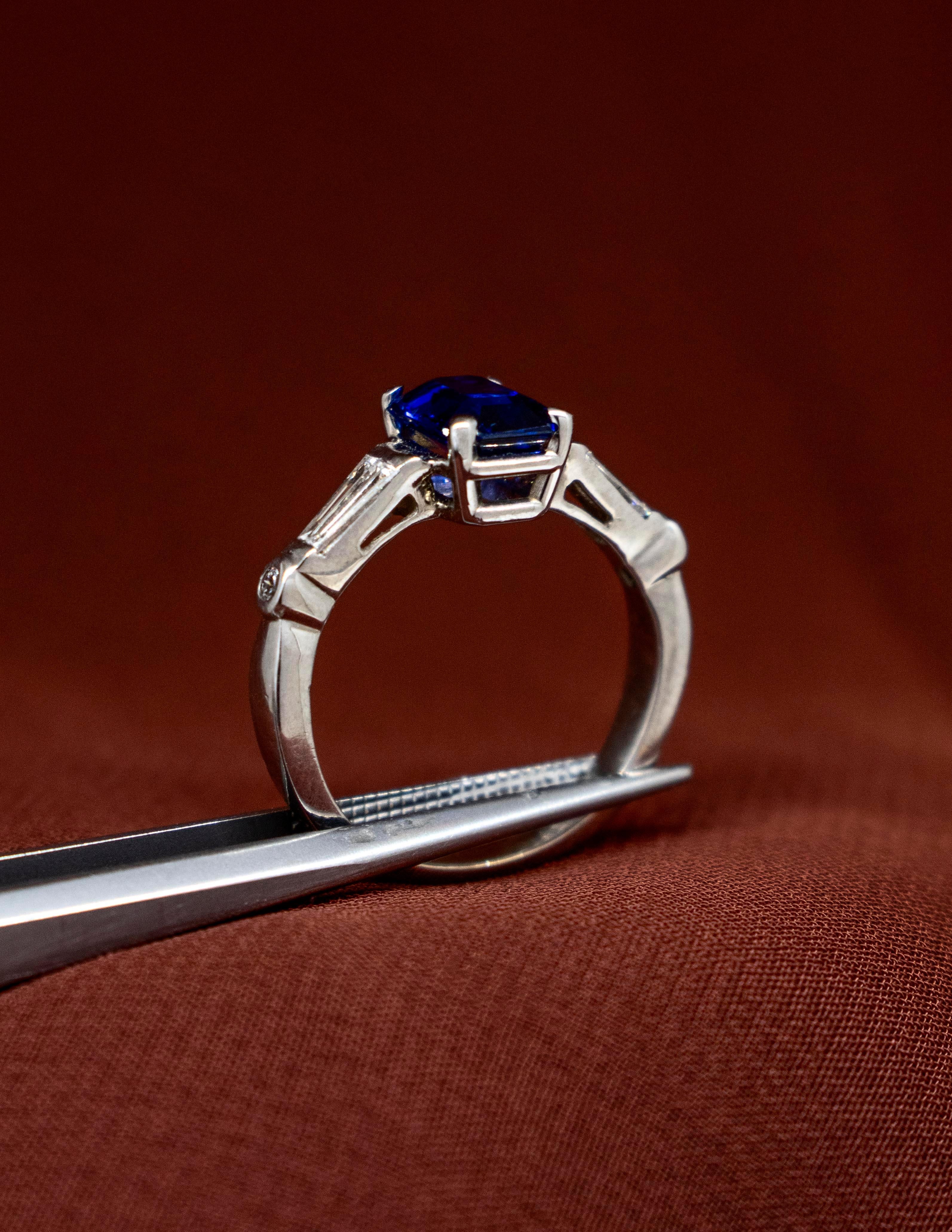 Modern An 18k White Gold Ring with Blue Sapphire and Baguette Diamonds For Sale