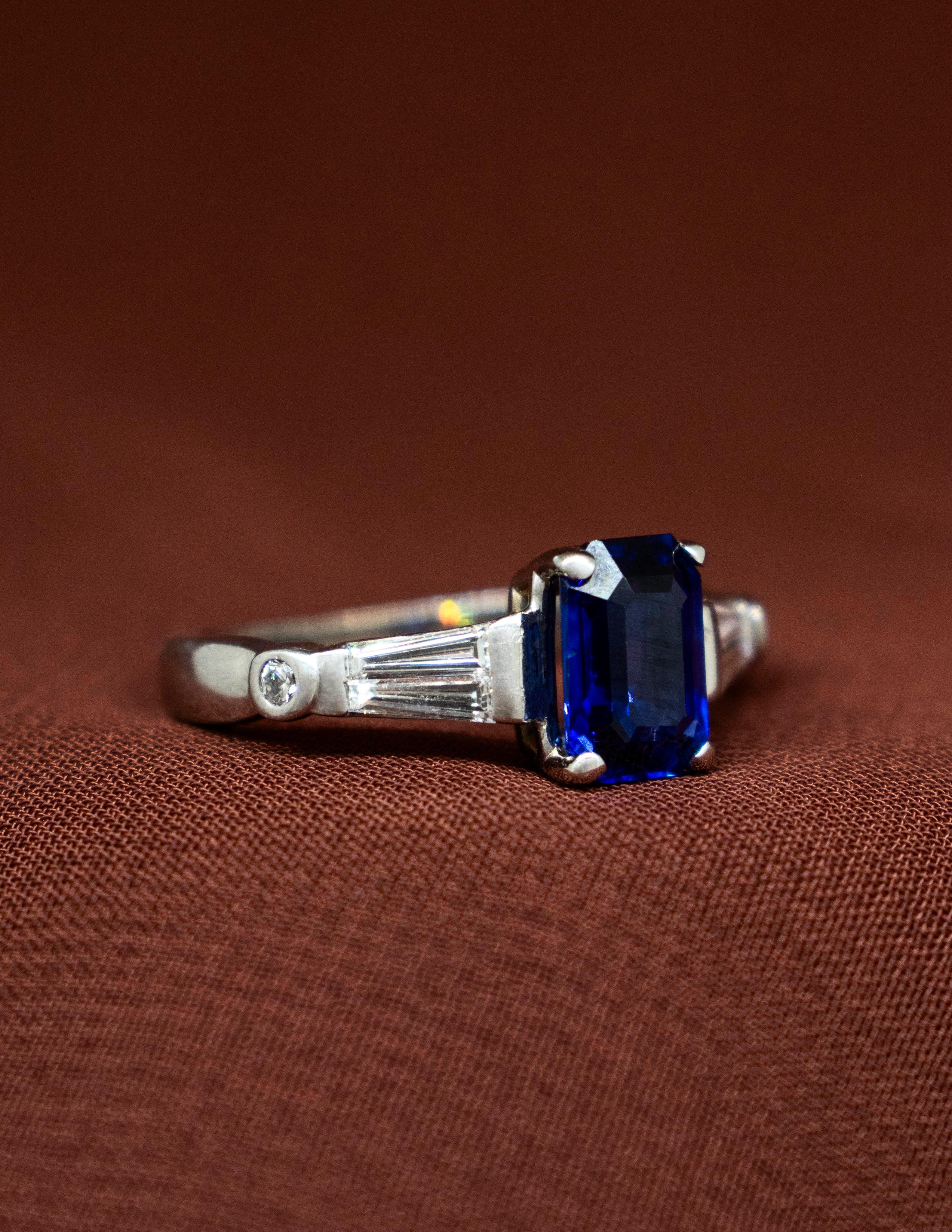 An 18k White Gold Ring with Blue Sapphire and Baguette Diamonds In Good Condition For Sale In Boone, NC