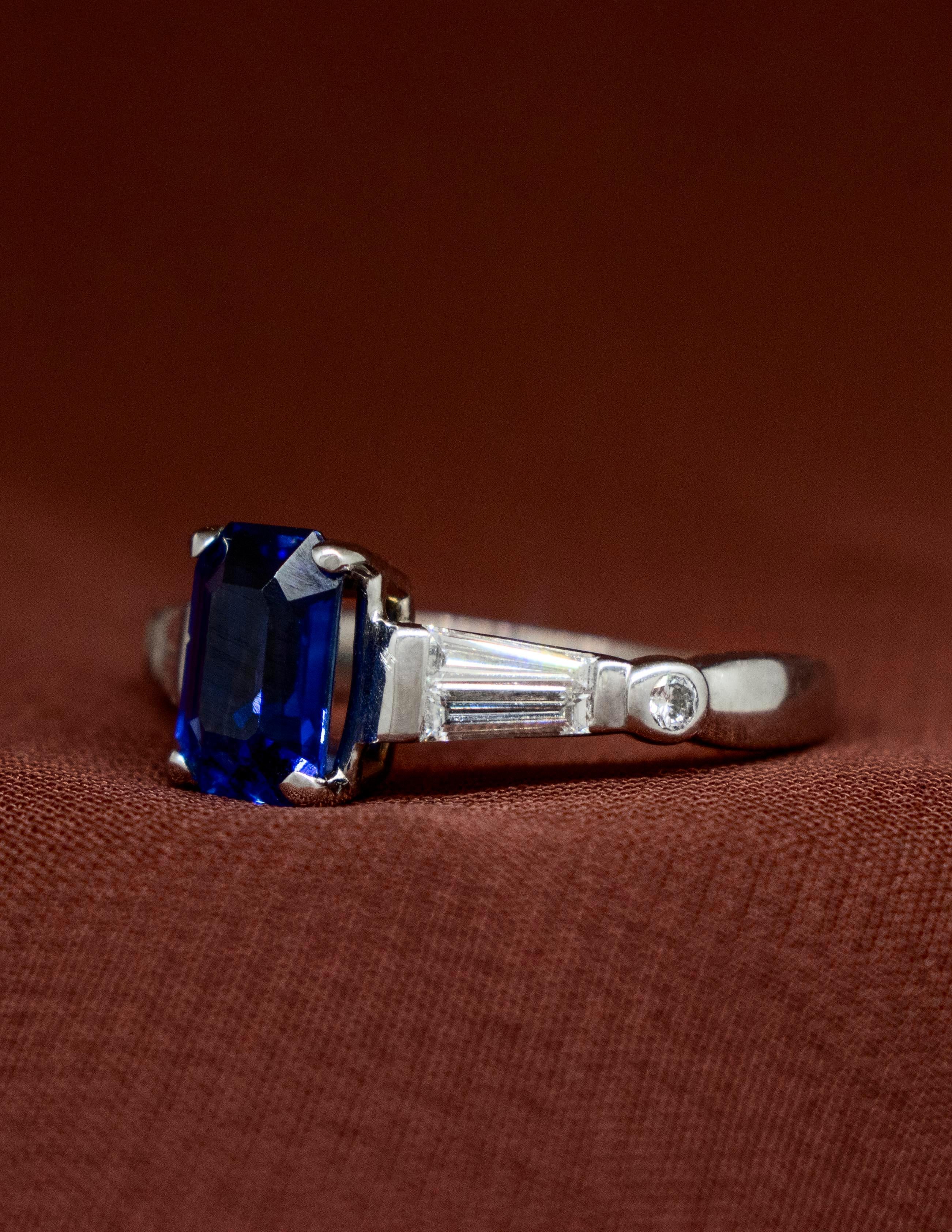 Women's An 18k White Gold Ring with Blue Sapphire and Baguette Diamonds For Sale