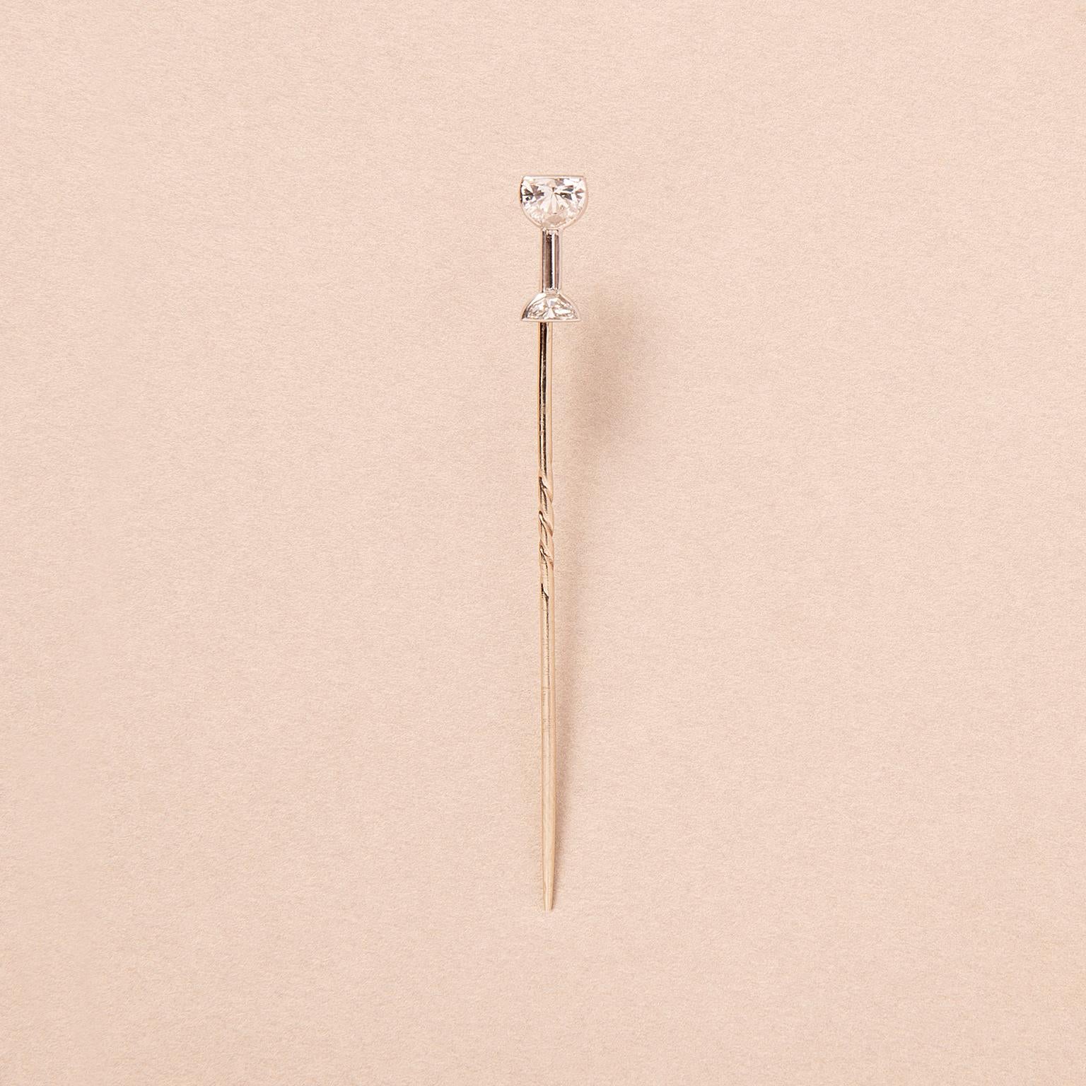 Una spilla a bastone in oro bianco 18k a forma di bicchiere di vino con diamanti taglio fancy (circa 0,70 carati).

peso: 1.6 g
dimensioni del vetro: 1,3 x 0,6 cm
lunghezza: 6.5 cm