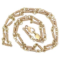 Una cadena larga de oro amarillo y rojo de 18 quilates de Bulgari.