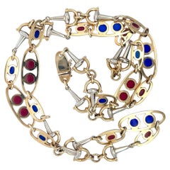 Une longue chaîne en or jaune 18 carats, or blanc 18 carats et émail de G. Vascellari