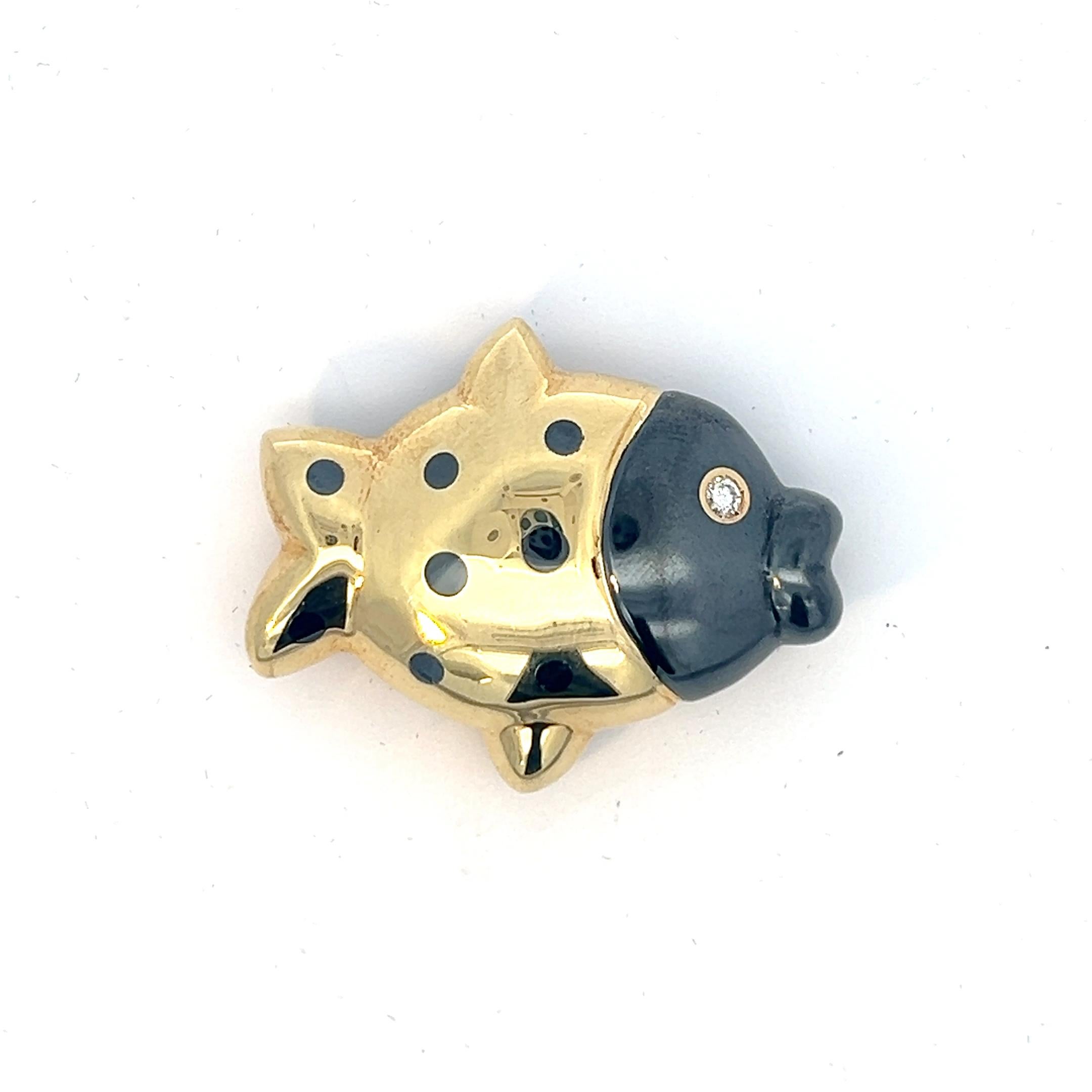 Broche en or jaune 18 carats, acier et diamants de Faraone.

Poids total des diamants : environ 0.1 ct, calibré dans la monture.

Origine : Milan, Italie.
Âge : vers 1990.
Dimensions : environ 4 x 3 cm.
Poids : environ 17,2 grammes.
Poinçons :