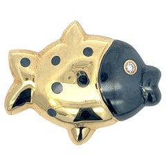 Eine Brosche aus 18 Karat Gelbgold, "Acier" und Diamanten von Faraone.