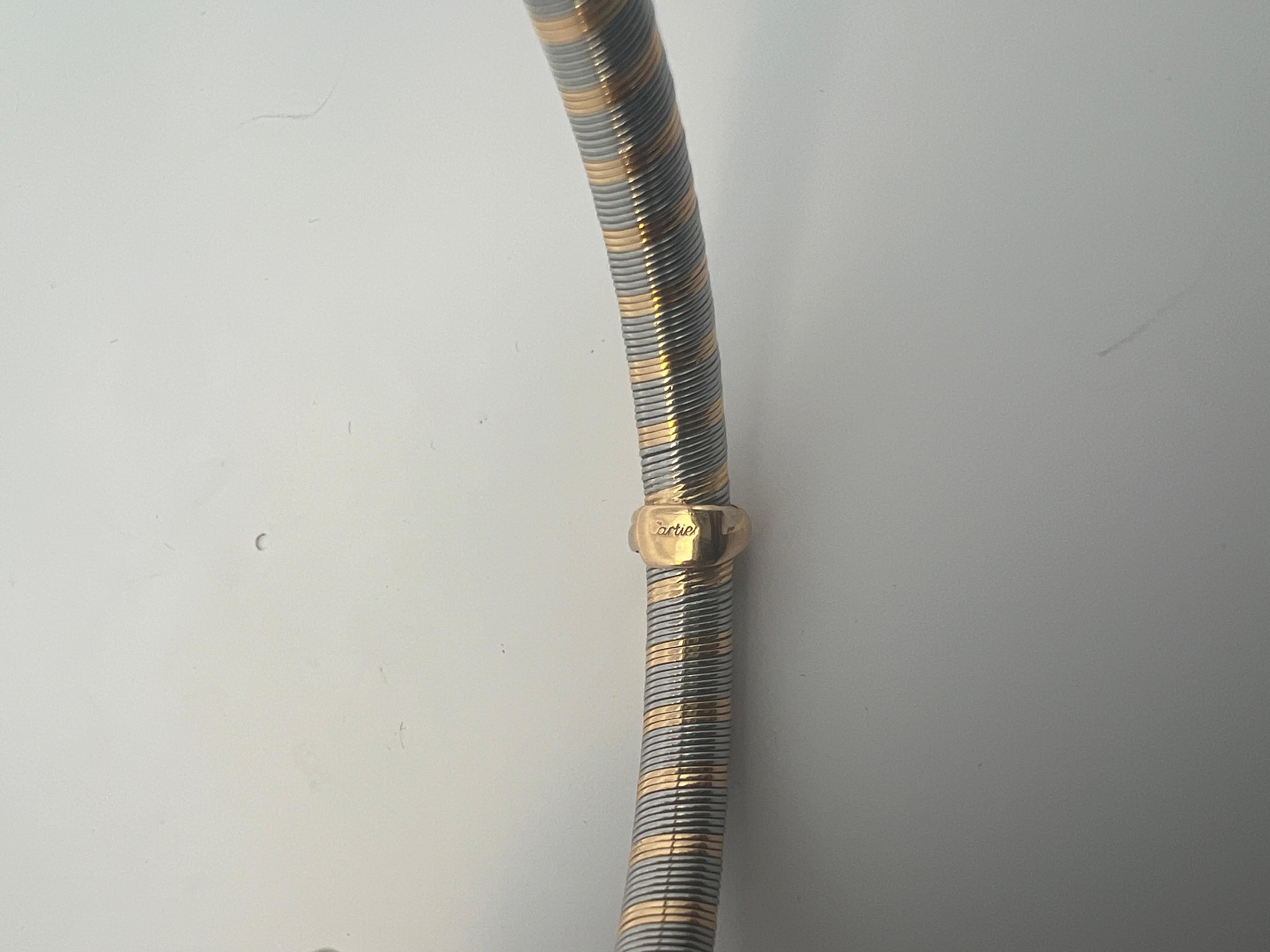 Ein Armreif aus 18 Karat Gelbgold und „acier“ von Cartier. im Angebot 1
