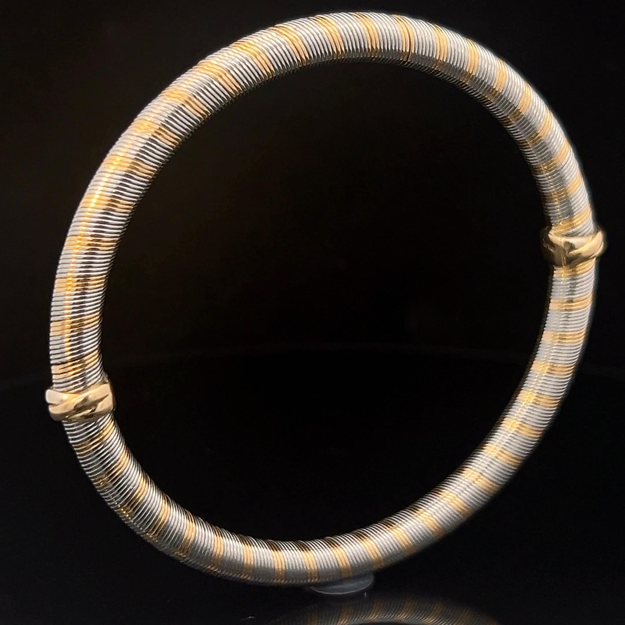 Ein Armreif aus 18 Karat Gelbgold und „acier“ von Cartier. im Angebot 3