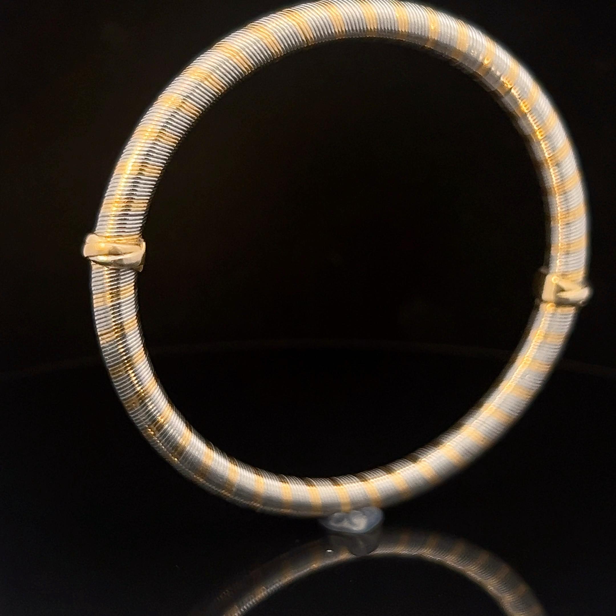 Ein Armreif aus 18 Karat Gelbgold und „acier“ von Cartier. im Angebot 5