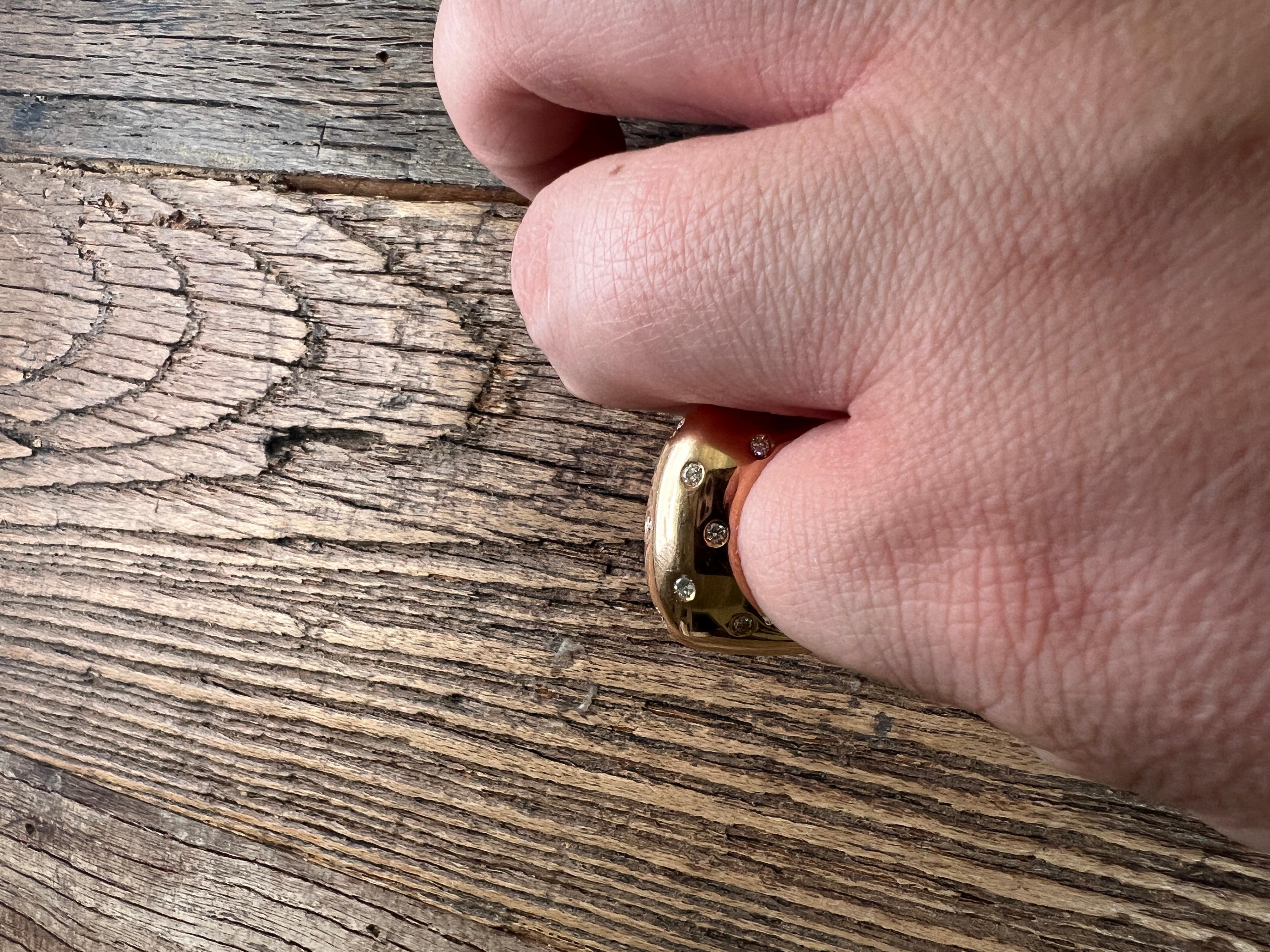 Ein Ring aus 18 Karat Gelbgold und Diamanten von Aldo Carboni 9